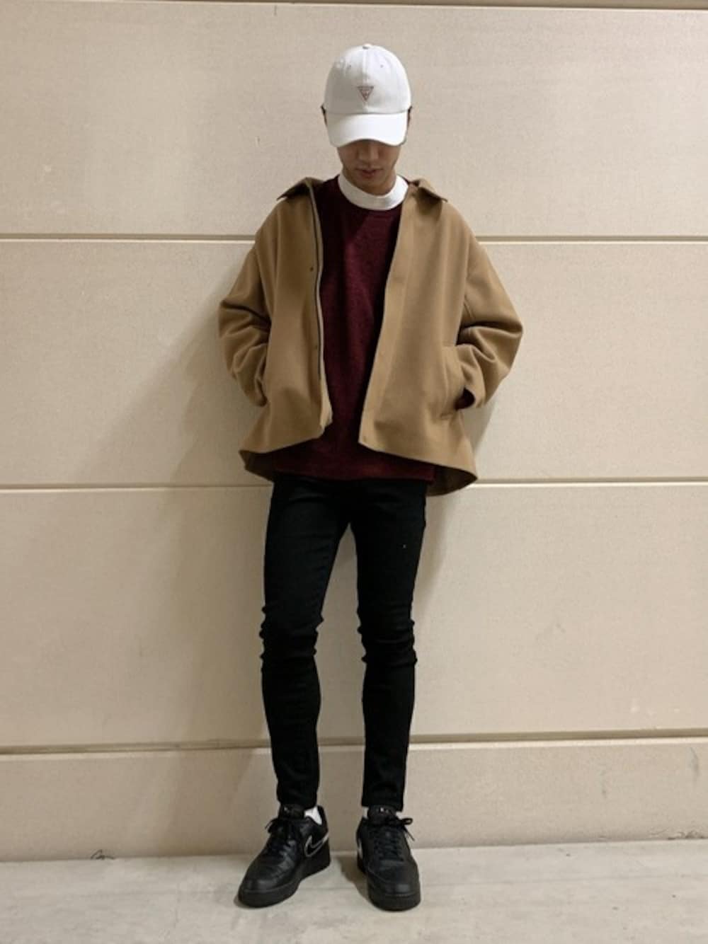 「WEGO、スニーカー、ベージュ、ハイネック、冬コーデ、レイヤードスタイル、黒スキニー、guess、白キャップ、ローキャップ」｜「WEGOのWEGO/ニットメルトンショートステンカラージャケット（ブルゾン、イエロー系）」を使った、WEGOさん（メンズ・180cm）の冬コーディネートの1枚目の写真