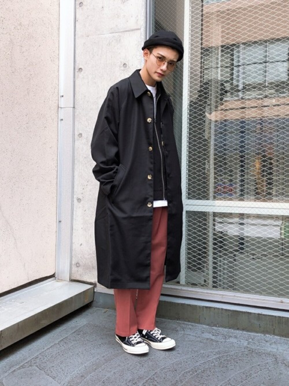 ブラック系のブルゾン、ホワイト系のTシャツ/カットソー、ピンク系のスラックスを着用したメンズの冬コーディネートの1枚目の写真