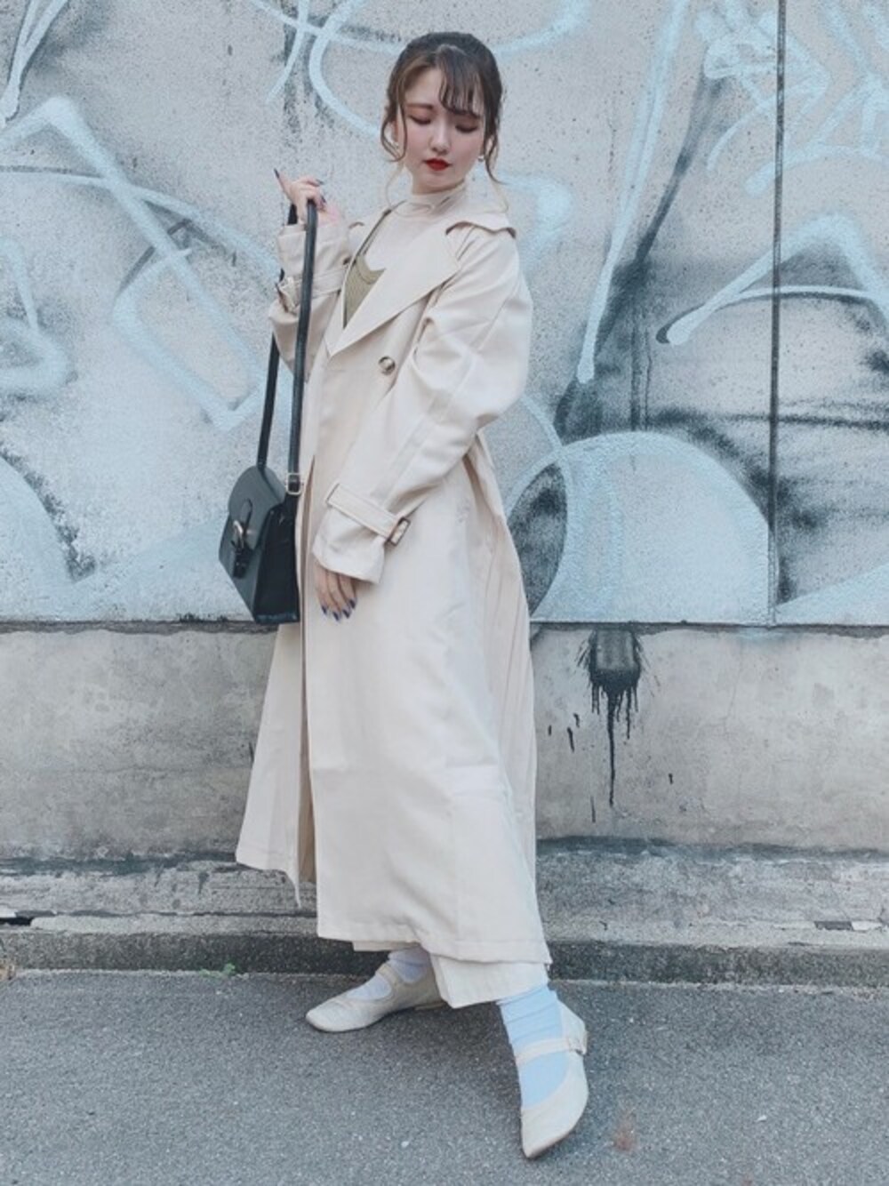 「WEGO、ロンT、ワイドパンツ、タックパンツ、ニットビスチェ、カンフーシューズ、レースアップトップス、シアートップス、フラップショルダーバッグ、バックプリーツトレンチコート」｜「WEGOのWEGO/バックプリーツトレンチコート（トレンチコート、ベージュ系）」を使った、WEGOさん（レディース・152cm）の春コーディネートの1枚目の写真