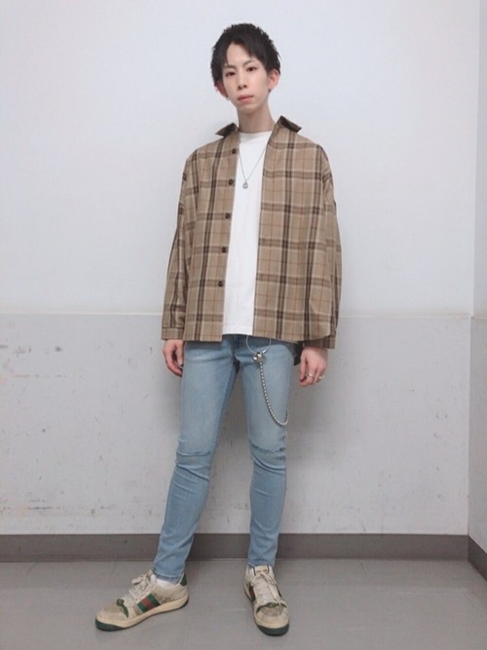 ブラウン系のシャツ/ブラウス、ブルー系のデニムパンツ、ホワイト系のTシャツ/カットソーを着用したメンズの春コーディネートの1枚目の写真