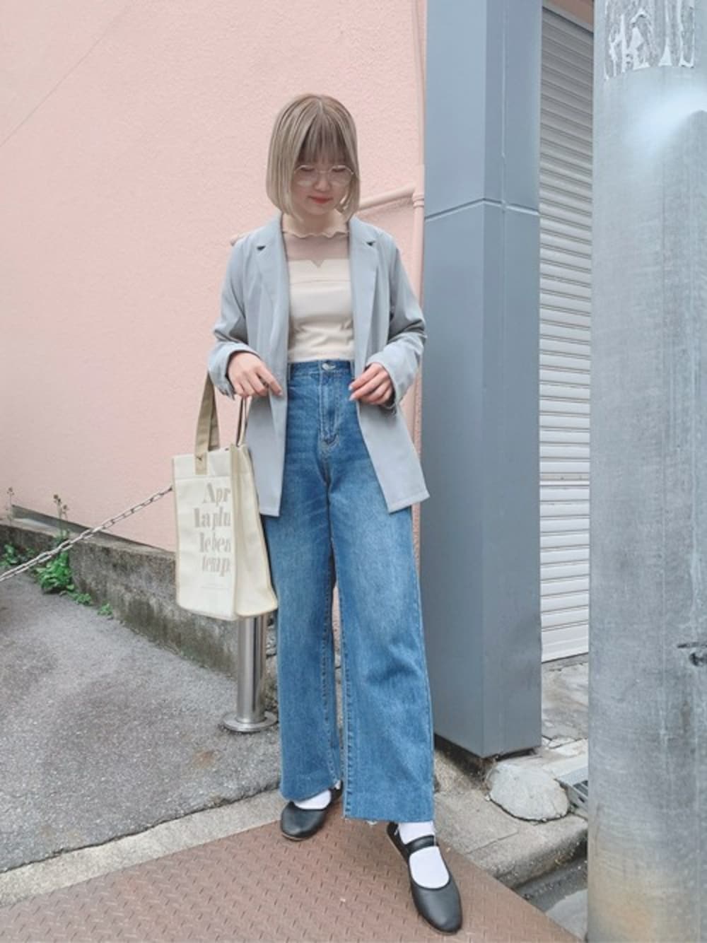 ブルー系のテーラードジャケット、ベージュ系のTシャツ/カットソー、ホワイト系のタンクトップを着用したレディースの春コーディネートの1枚目の写真
