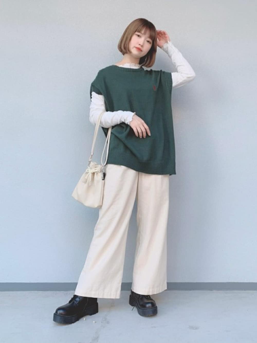 「WEGO、ニットベスト、キレイめ、大人コーデ、タックパンツ、リネンパンツ、厚底ブーツ、タックストレートパンツ、巾着ショルダー、U.S. Polo Assn.」｜「U.S. POLO ASSN.の∴WEGO/U.S. POLO ASSN.別注無地ニットベスト（ベスト、グリーン系）」を使った、WEGOさん（レディース・165cm）の春コーディネートの1枚目の写真