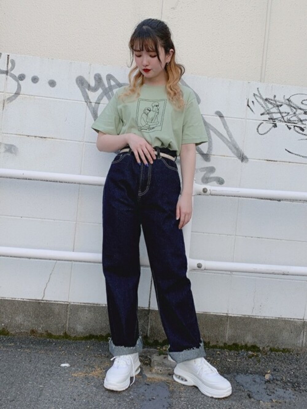 デニムパンツを使った「グリーンTシャツ」のレディース人気