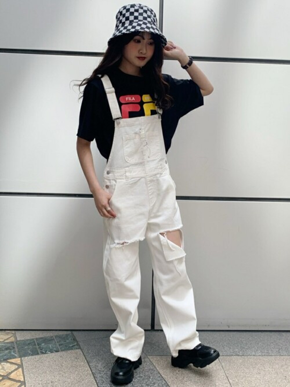 ブラック系のTシャツ/カットソー、ホワイト系のサロペット/オーバーオール、その他のハットを着用したレディースの春コーディネートの1枚目の写真