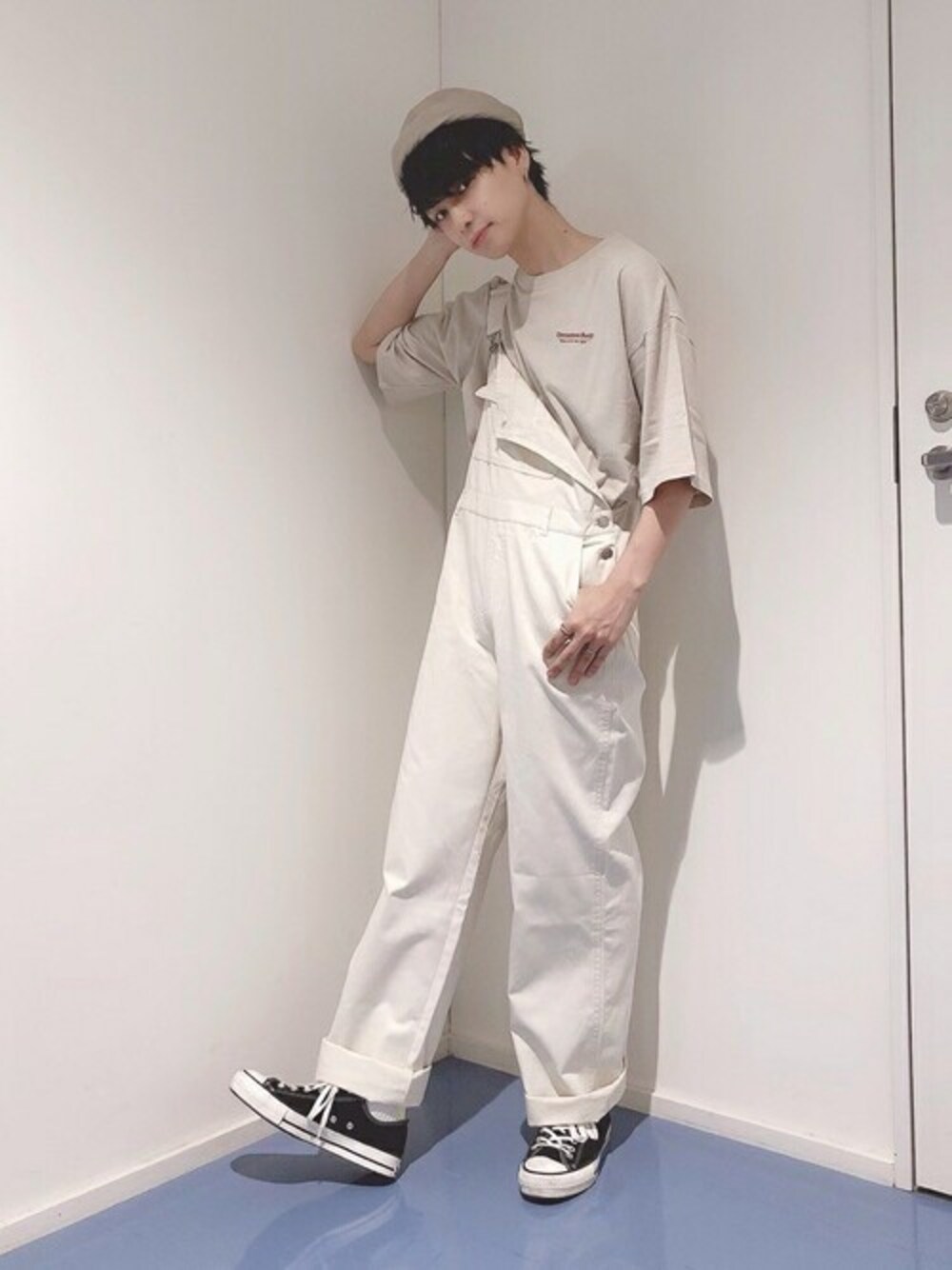 ベージュ系のTシャツ/カットソー、ホワイト系のサロペット/オーバーオール、グレー系のキャップを着用したメンズの春コーディネートの1枚目の写真