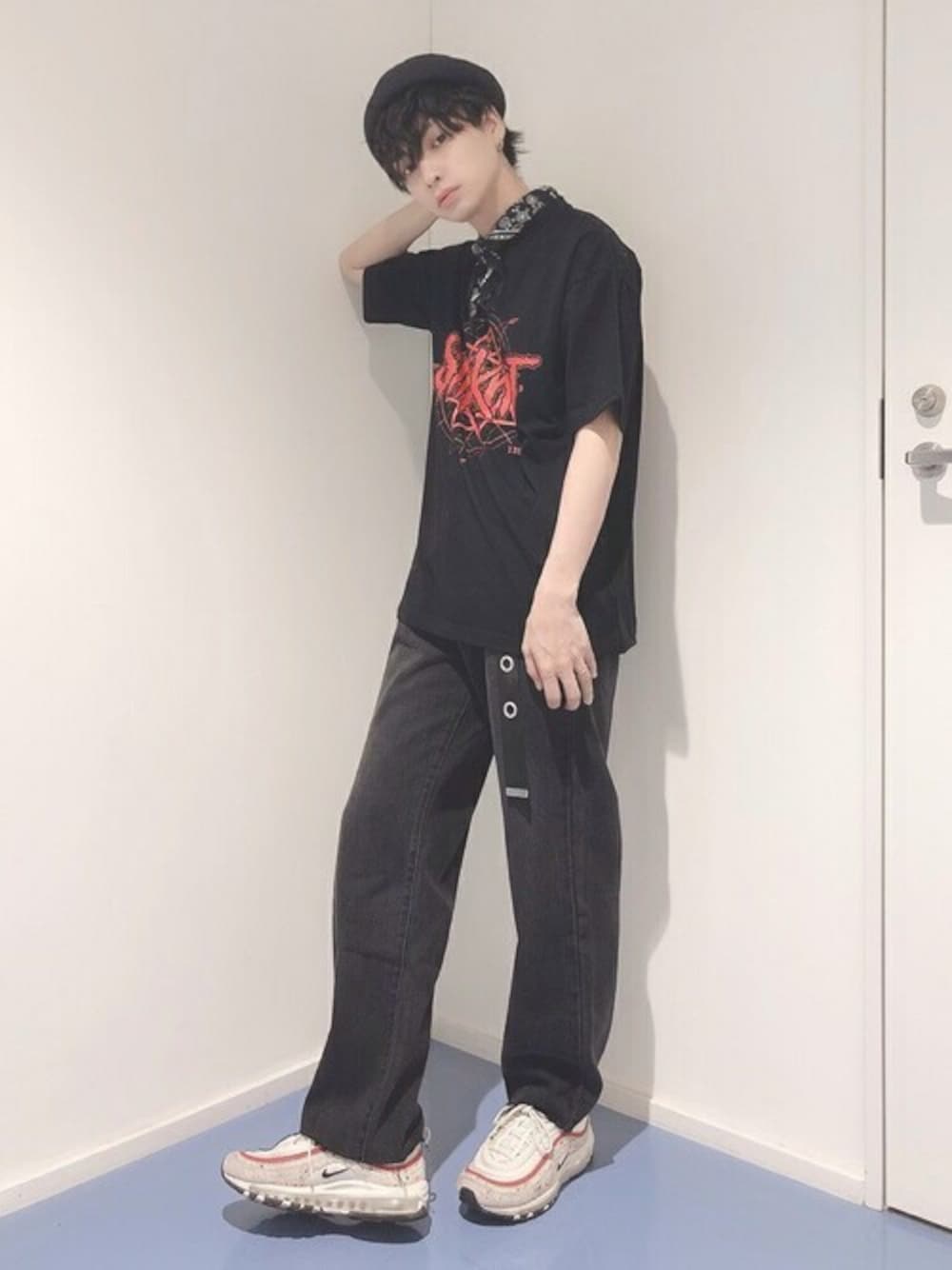 ブラック系のTシャツ/カットソー、ブラック系のデニムパンツ、ブラック系のキャップを着用したメンズの夏コーディネートの1枚目の写真