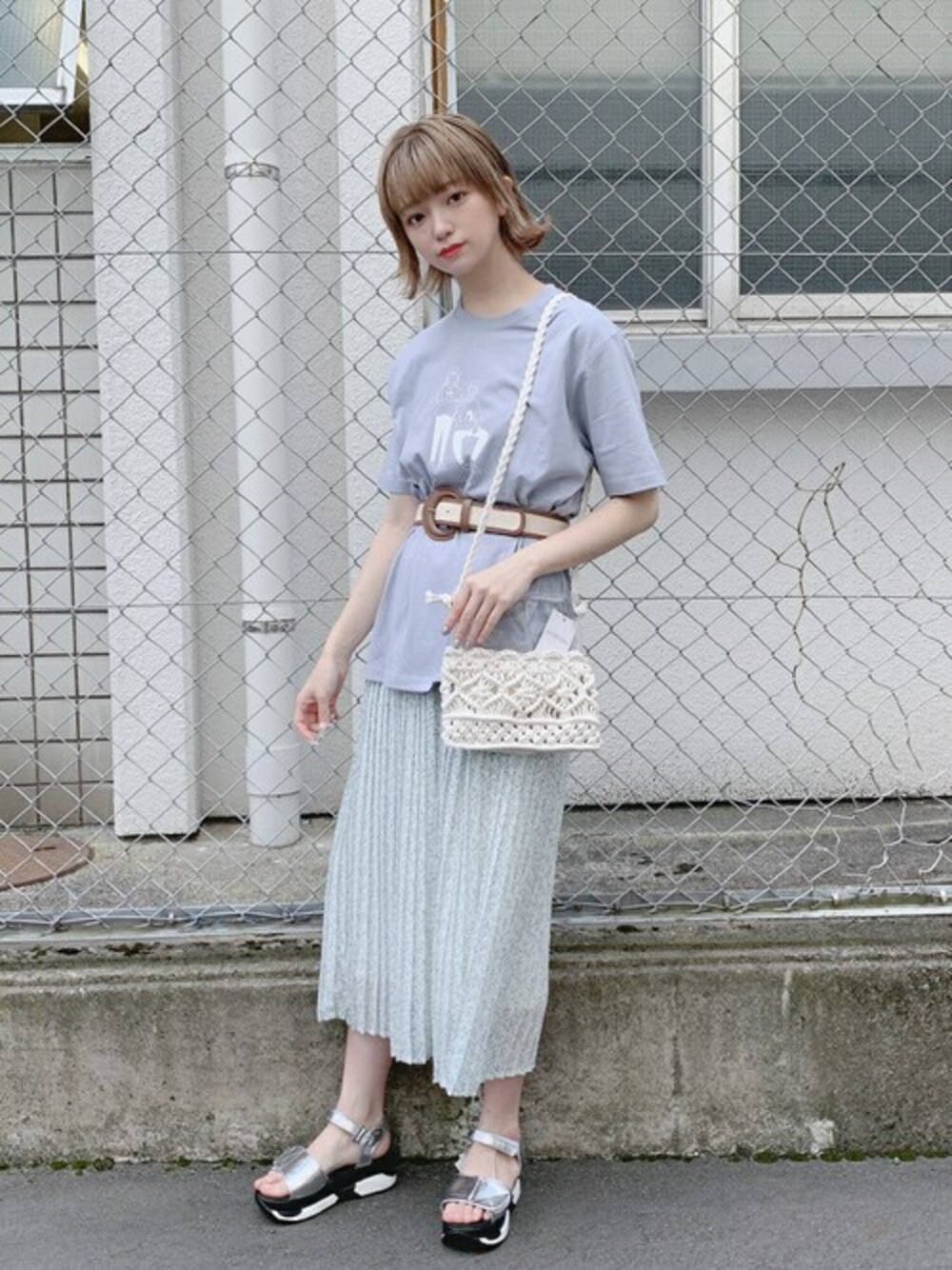 ブルー系のTシャツ/カットソー、ホワイト系のスカート、ホワイト系のショルダーバッグを着用したレディースの夏コーディネートの1枚目の写真