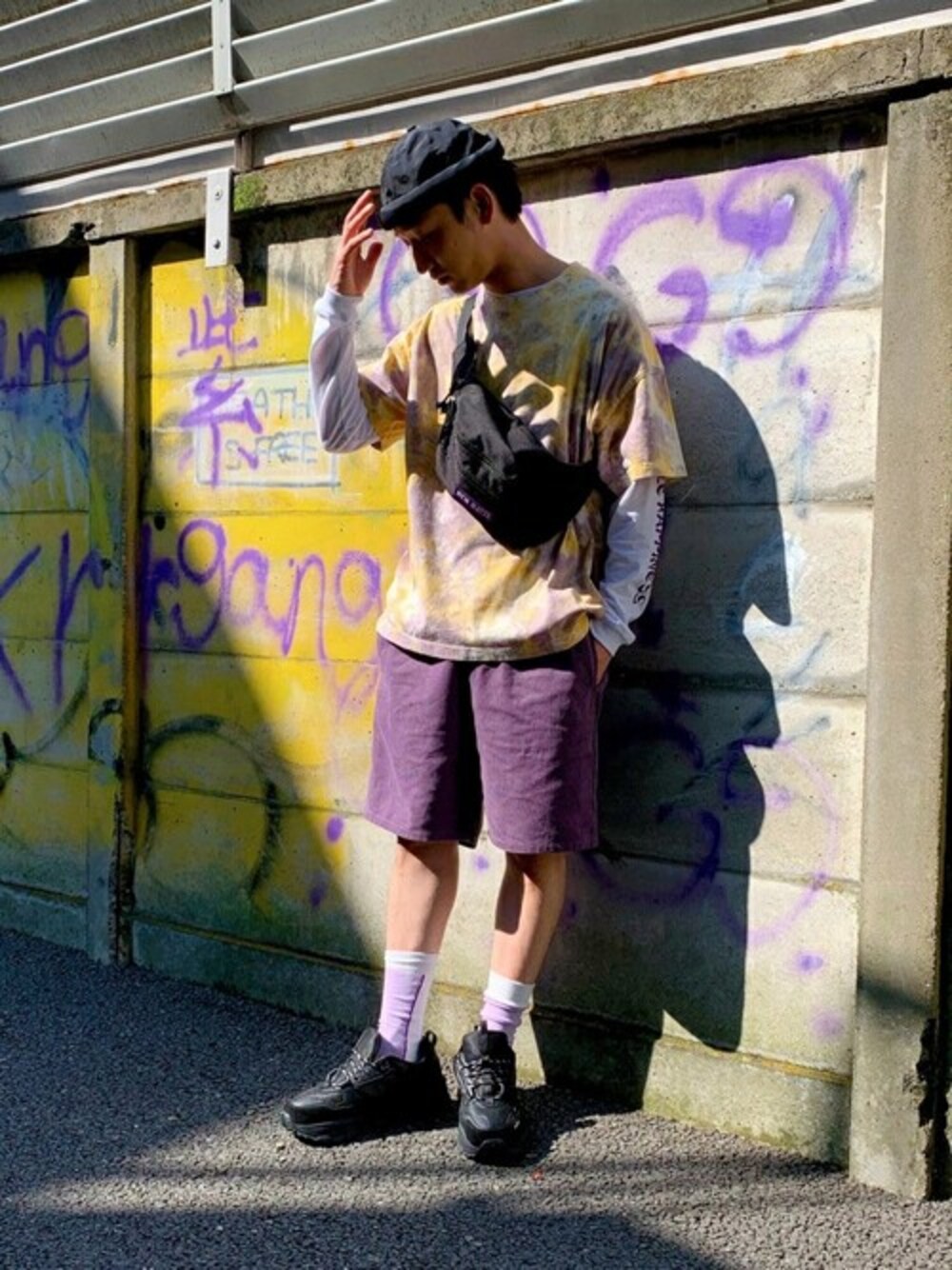 パープル系のTシャツ/カットソー、パープル系のチノパンツ、パープル系のショルダーバッグを着用したメンズの夏コーディネートの1枚目の写真