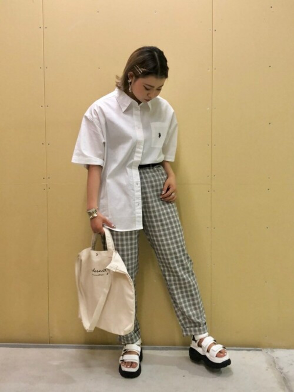 「ワントーンコーデ、白シャツ、チェックパンツ、プチプラ、ホワイトコーデ、ビッグシャツ、キャンバストート、厚底サンダル、スポーツサンダル、U.S. Polo Assn.」｜「U.S. POLO ASSN.の∴WEGO/U.S. POLO ASSN. 別注BIGシャツ（シャツ/ブラウス、ホワイト系）」を使った、WEGOさん（レディース・158cm）の夏コーディネートの1枚目の写真