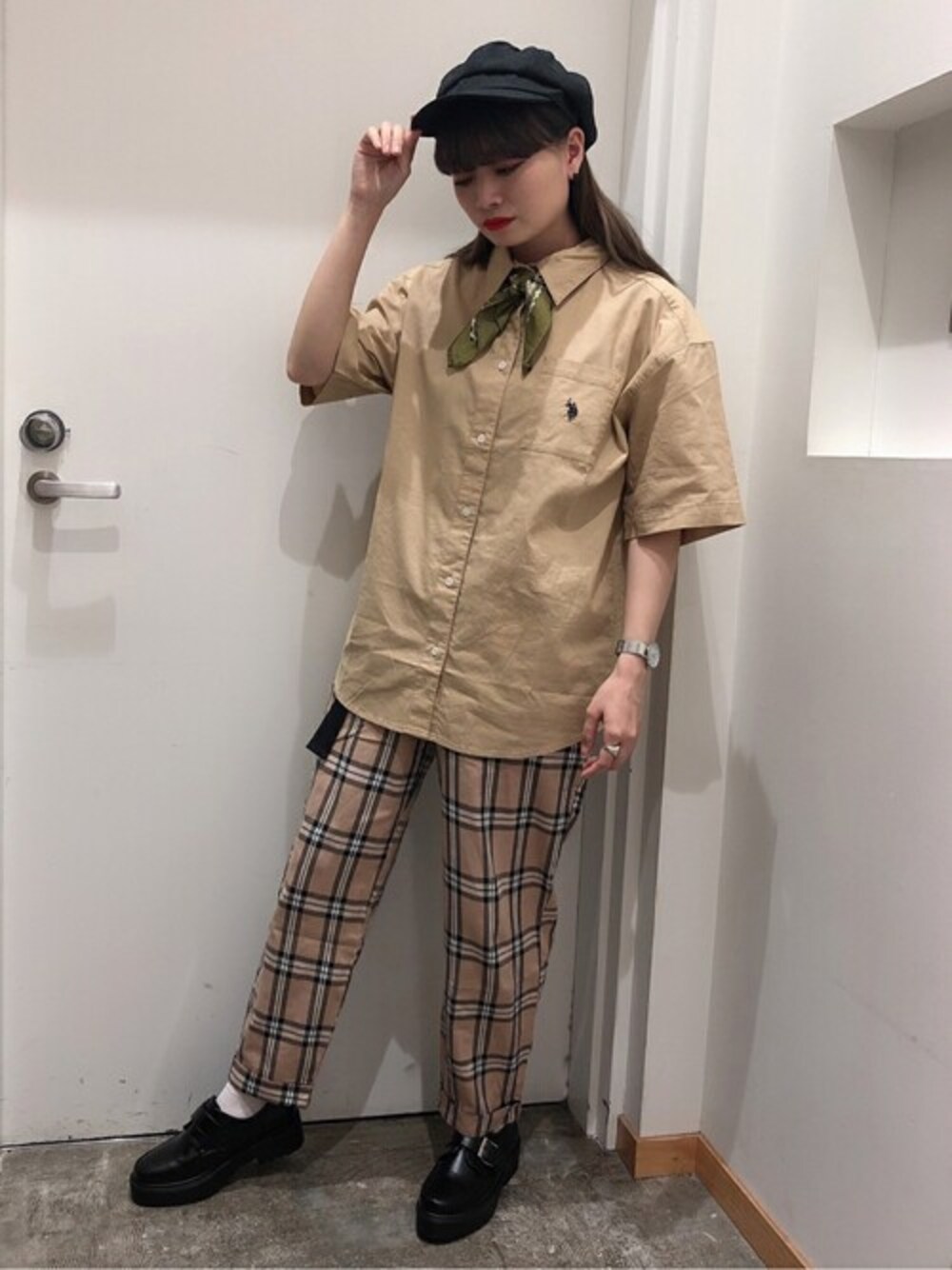 「ワントーンコーデ、キャスケット、スカーフ、チェックパンツ、プチプラ、リネン、ベージュコーデ、夏コーデ、ビッグシャツ、U.S. Polo Assn.」｜「U.S. POLO ASSN.の∴WEGO/U.S. POLO ASSN. 別注BIGシャツ（シャツ/ブラウス、ベージュ系）」を使った、WEGOさん（レディース・157cm）の夏コーディネートの1枚目の写真