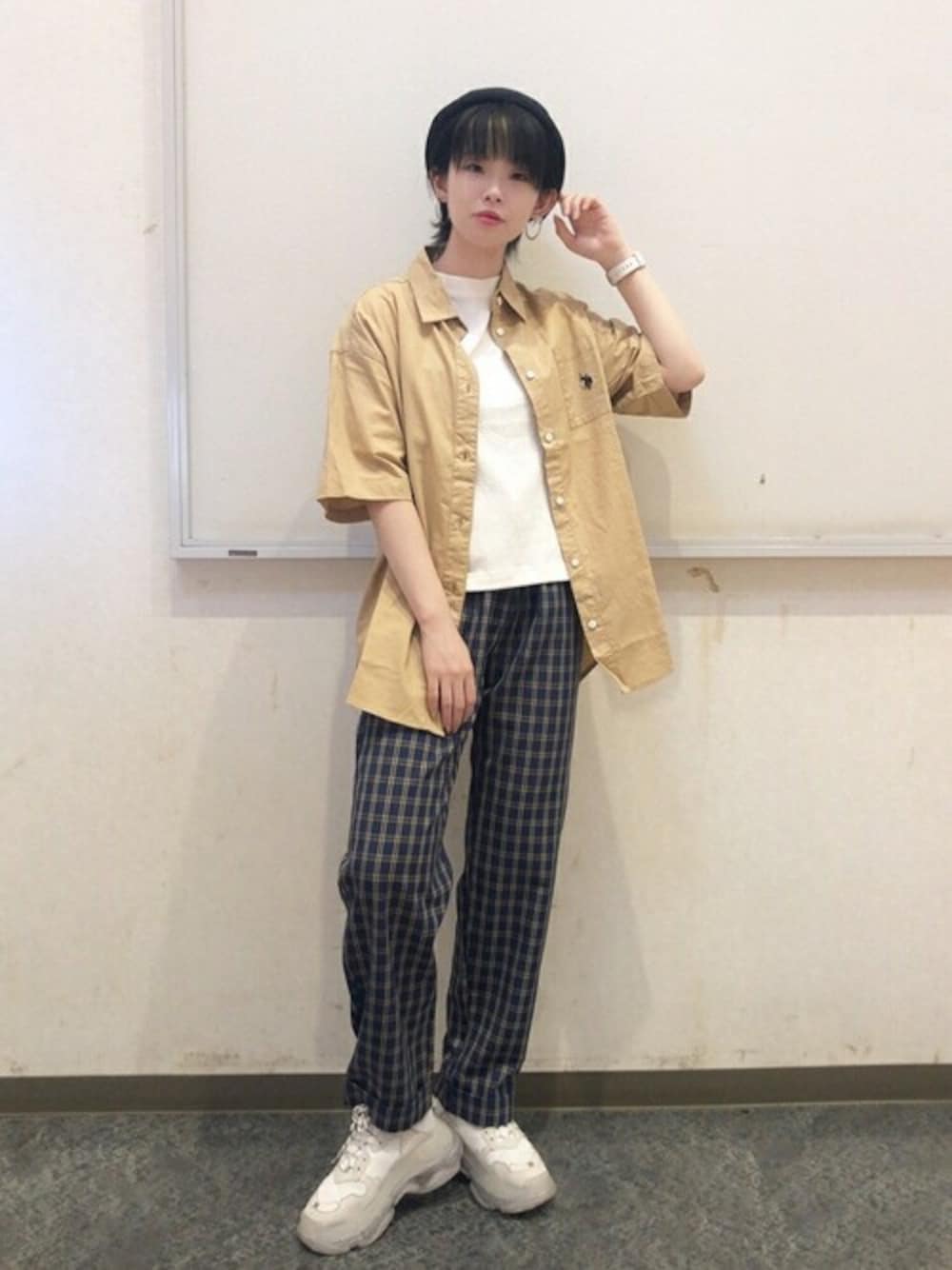 「チェックパンツ、プチプラ、イージーパンツ、夏コーデ、ビッグシャツ、白Tシャツ、ベージュシャツ、フィッシャーマンキャップ、U.S. Polo Assn.、夏だ！Tシャツ着よう！」｜「WEGOのWEGO/USAコットンTシャツ（Tシャツ/カットソー、ホワイト系）」を使った、WEGOさん（レディース・155cm）の夏コーディネートの1枚目の写真