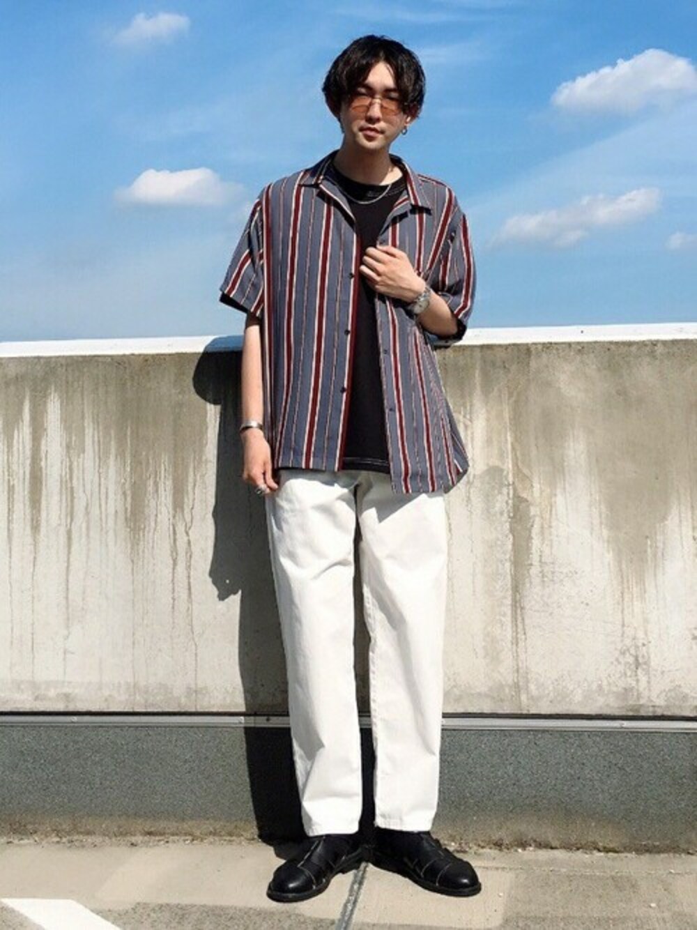 ブルー系のシャツ/ブラウス、ブラック系のTシャツ/カットソー、ホワイト系のチノパンツを着用したメンズの夏コーディネートの1枚目の写真