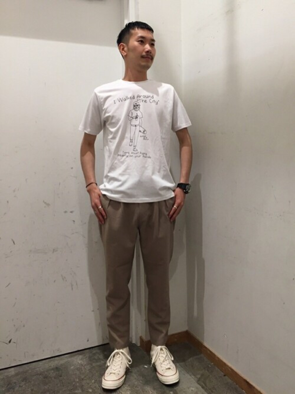 「大人カジュアル、プチプラ、オールスター、リラックスパンツ、プリントT、シンプルコーデ、夏コーデ、白Tシャツ、イラスト、夏だ！Tシャツ着よう！」｜「WEGOのWEGO/【セットアップ対応商品】ドライタッチポリリラックスパンツ（スラックス、ベージュ系）」を使った、WEGOさん（メンズ・176cm）の夏コーディネートの1枚目の写真