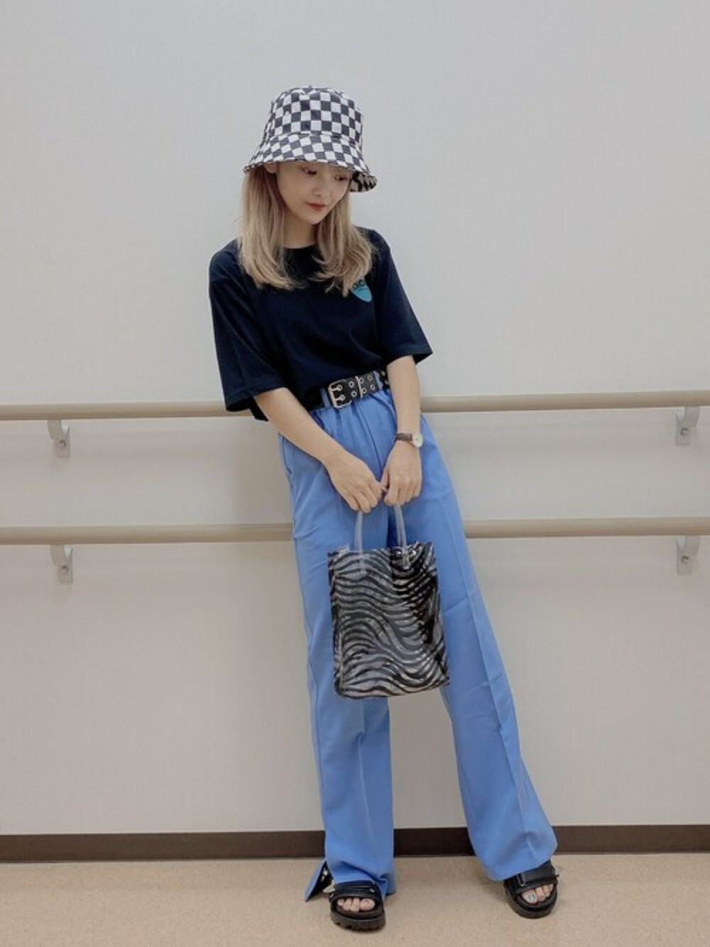 「プチプラ、フレアパンツ、シンプルコーデ、バケットハット、低身長、クリアバッグ、黒Tシャツ、ベルトサンダル、スリットパンツ、夏だ！Tシャツ着よう！」｜「WEGOのWEGO/OOTDサークルロゴTシャツ（Tシャツ/カットソー、ブラック系）」を使った、WEGOさん（レディース・145cm）の夏コーディネートの1枚目の写真