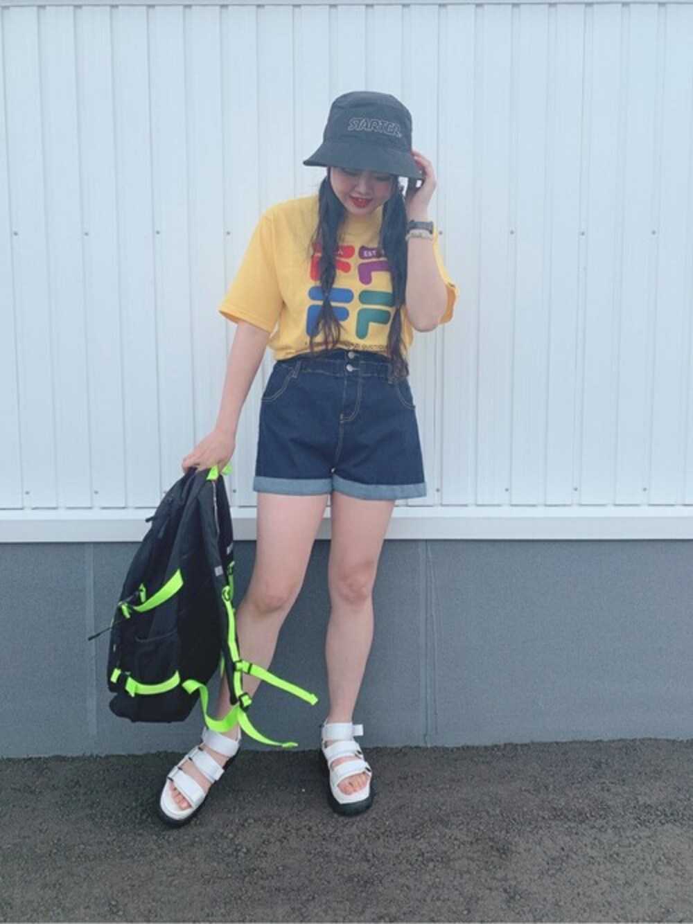 ホワイト系のサンダル、イエロー系のTシャツ/カットソー、ブルー系のデニムパンツを着用したレディースの夏コーディネートの1枚目の写真