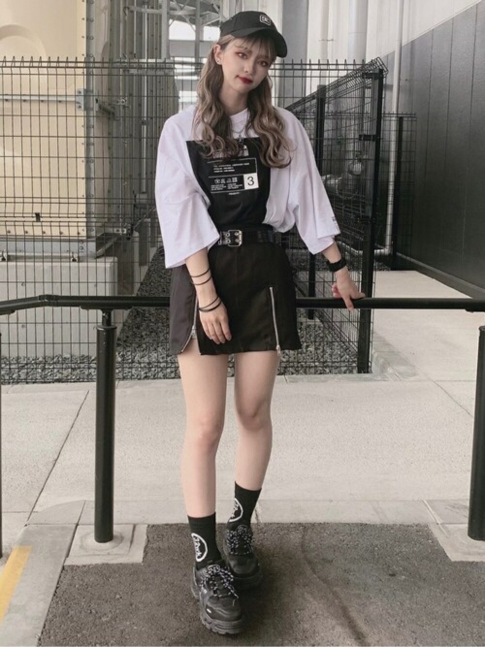 ホワイト系のTシャツ/カットソー、ブラック系のスカート、ブラック系のベルトを着用したレディースの夏コーディネートの1枚目の写真