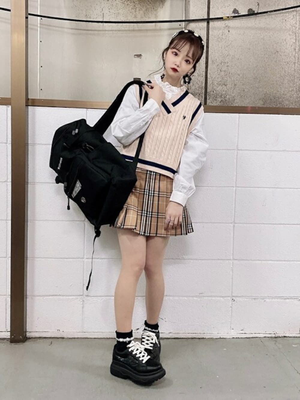 「リュック、converse、ミニスカート、大人カジュアル、プチプラ、プリーツスカート、シンプルコーデ、厚底スニーカー、フリルネック、U.S. Polo Assn.」｜「U.S. POLO ASSN.の∴WEGO/U.S. POLO ASSN.別注フリルネックシャツ（シャツ/ブラウス、ホワイト系）」を使った、WEGOさん（レディース・156cm）の夏コーディネートの1枚目の写真