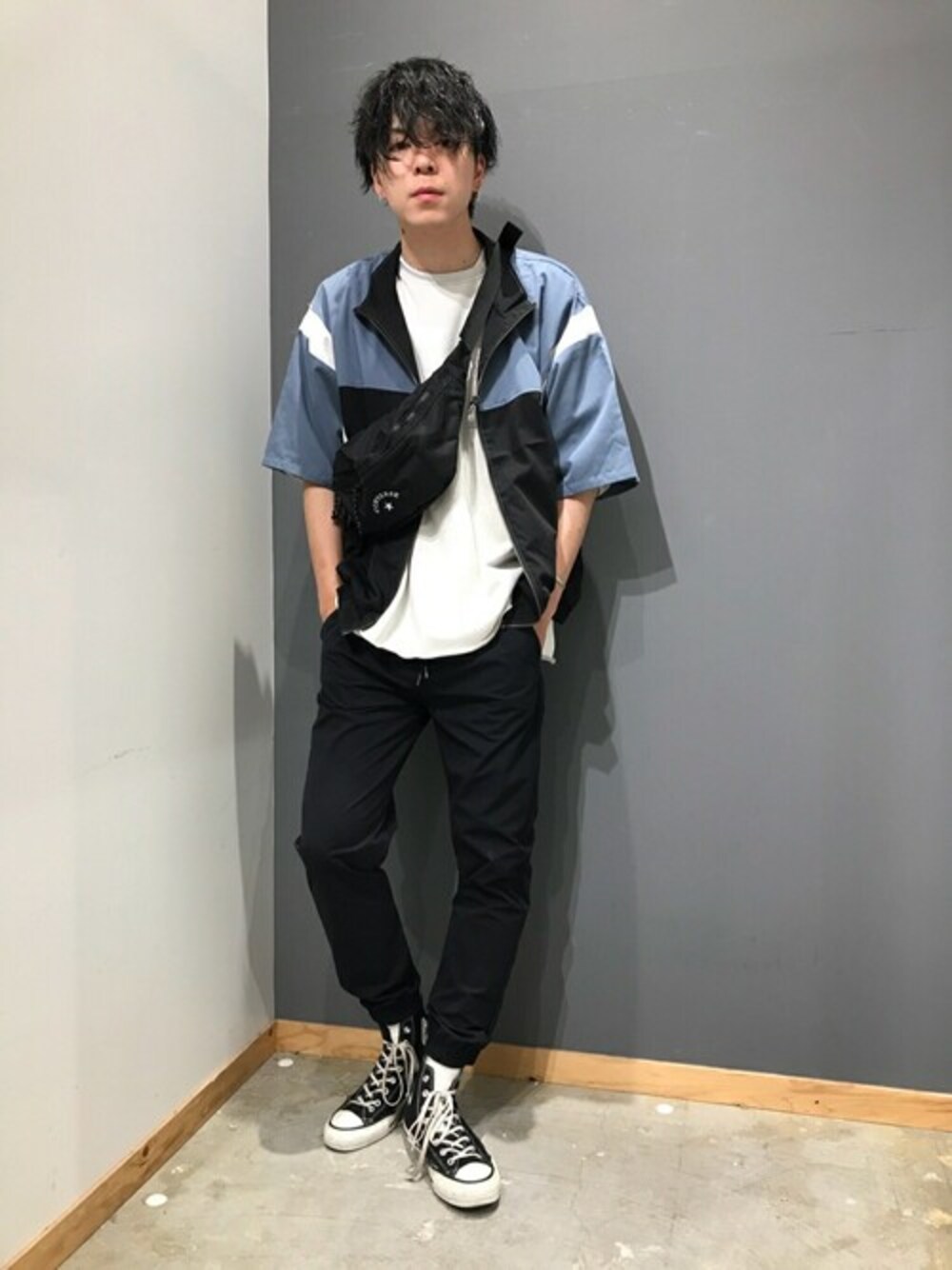 「converse、大人カジュアル、スニーカーコーデ、プチプラ、オールスター、スニーカースタイル、黒パンツ、ウエストポーチ、ジョガーパンツ、半袖」｜「WEGOのWEGO/【セットアップ対応商品】テックタフタジョガーパンツ（スラックス、ブラック系）」を使った、WEGOさん（メンズ・179cm）の夏コーディネートの1枚目の写真