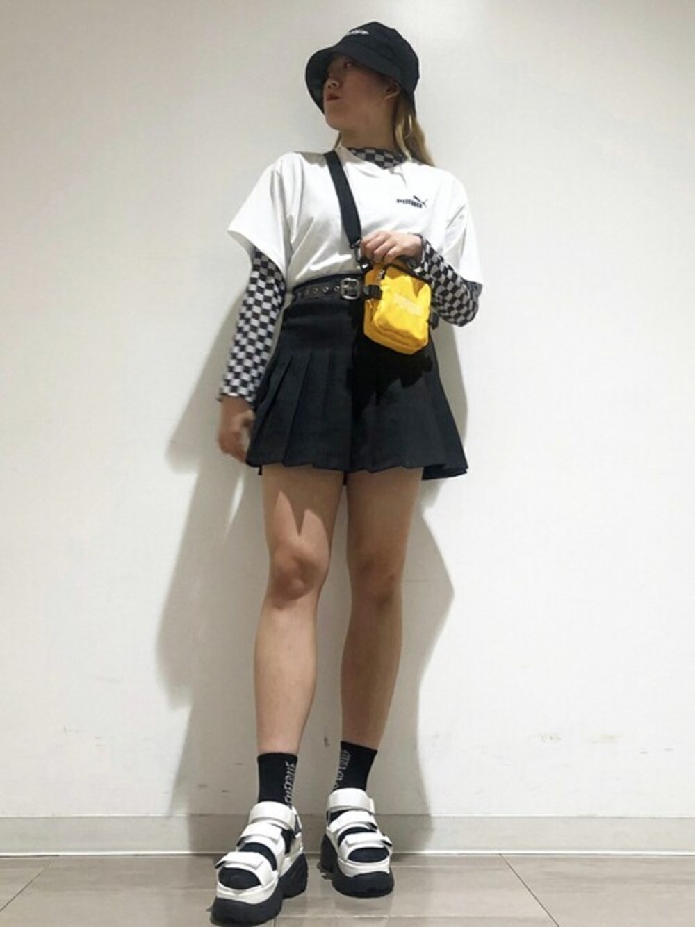 イエロー系のショルダーバッグ、ブラック系のTシャツ/カットソー、ホワイト系のTシャツ/カットソーを着用したレディースの夏コーディネートの1枚目の写真