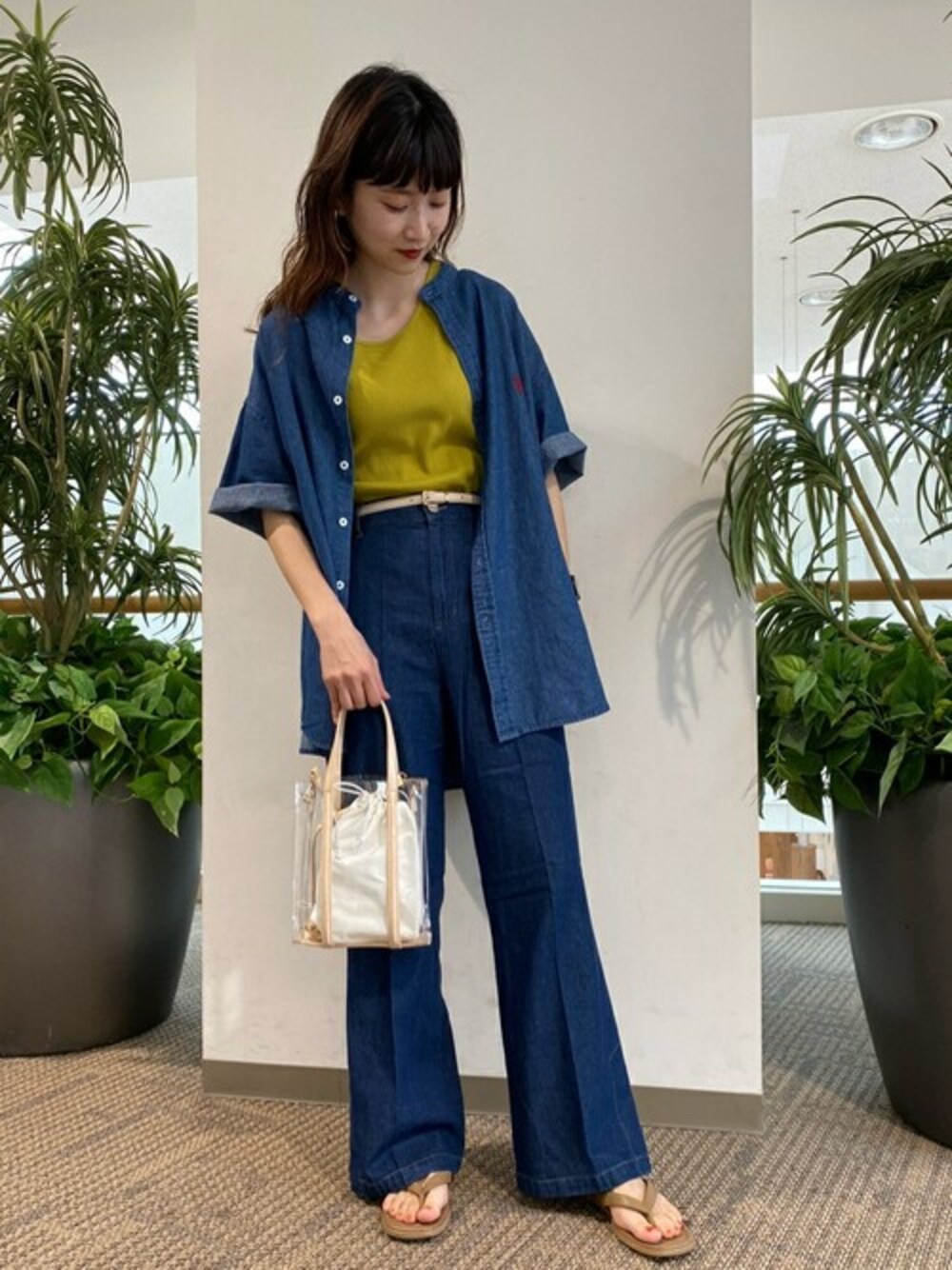 「セットアップ、大人カジュアル、プチプラ、巾着バッグ、シンプルコーデ、センタープレス、クリアバッグ、バンドカラーシャツ、スリットパンツ、U.S. Polo Assn.」｜「WEGOのWEGO/巾着付きクリアショルダーバッグ（ショルダーバッグ、ベージュ系）」を使った、WEGOさん（レディース・155cm）の夏コーディネートの1枚目の写真