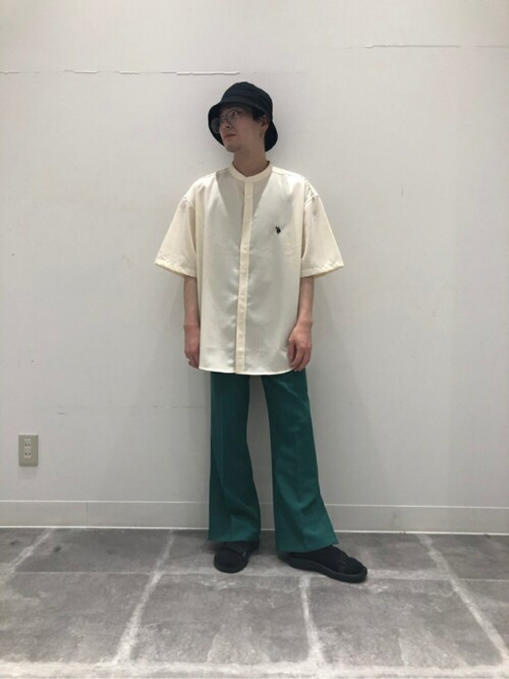 「白シャツ、大人カジュアル、プチプラ、フレアパンツ、シンプルコーデ、バケットハット、ラクチンコーデ、バンドカラーシャツ、スリットパンツ、U.S. Polo Assn.」｜「U.S. POLO ASSN.の∴WEGO/U.S. POLO ASSN. 別注半袖バンドカラーシャツ（シャツ/ブラウス、ホワイト系）」を使った、WEGOさん（メンズ・161cm）の夏コーディネートの1枚目の写真