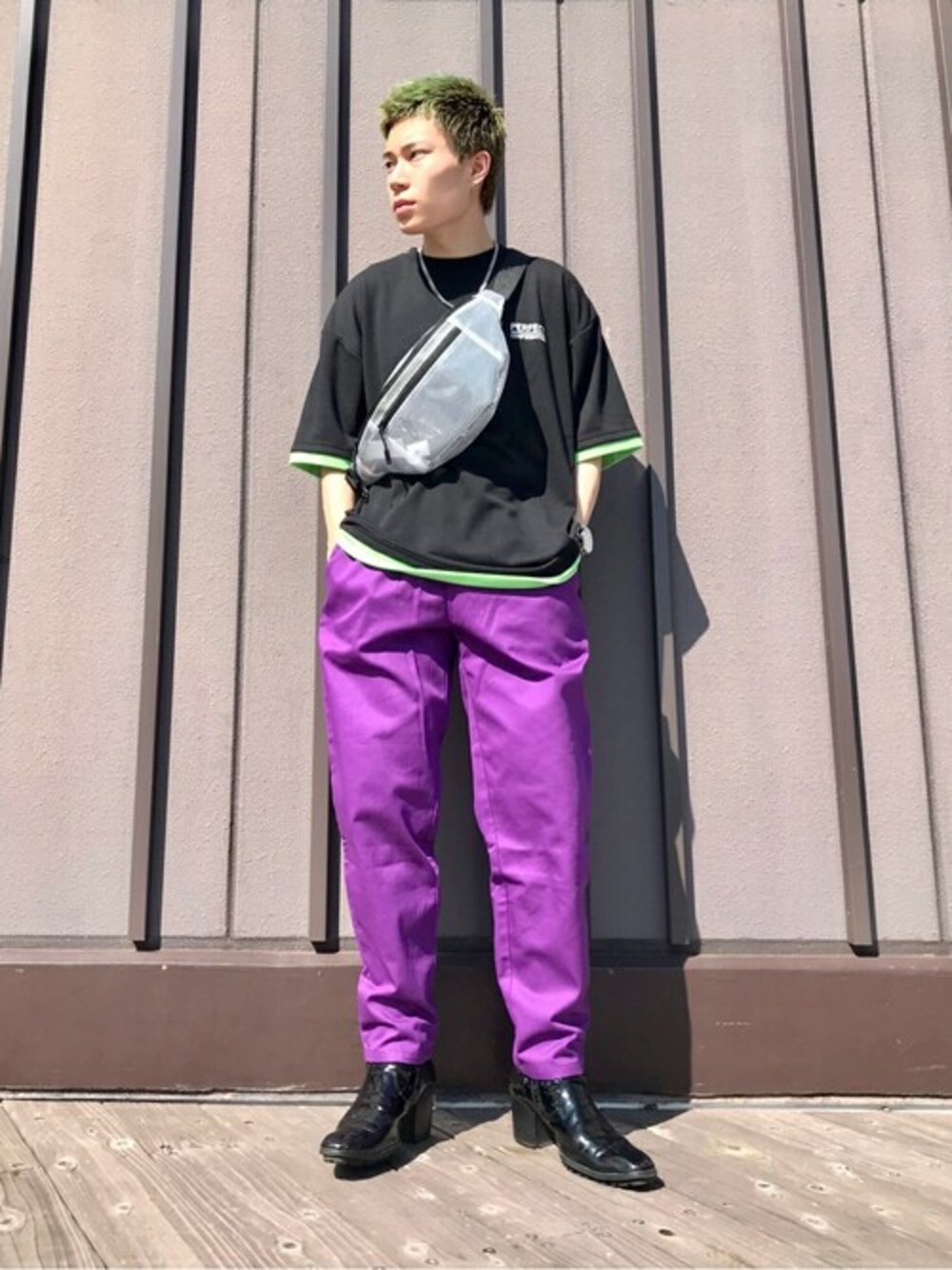 ブラック系のTシャツ/カットソー、パープル系のチノパンツ、その他のボディバッグ/ウエストポーチを着用したメンズの夏コーディネートの1枚目の写真