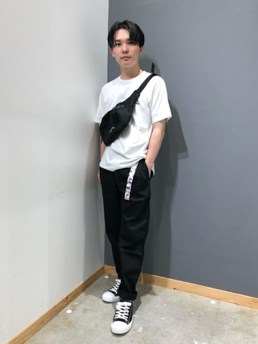 「converse、プチプラ、ローカットスニーカー、プリントT、シンプルコーデ、ウエストバッグ、白Tシャツ、ガチャベルト、シェフパンツ、夏だ！Tシャツ着よう！」｜「WEGOのWEGO/キャンバスローカットスニーカー（スニーカー、ブラック系）」を使った、WEGOさん（メンズ・164cm）の夏コーディネートの1枚目の写真