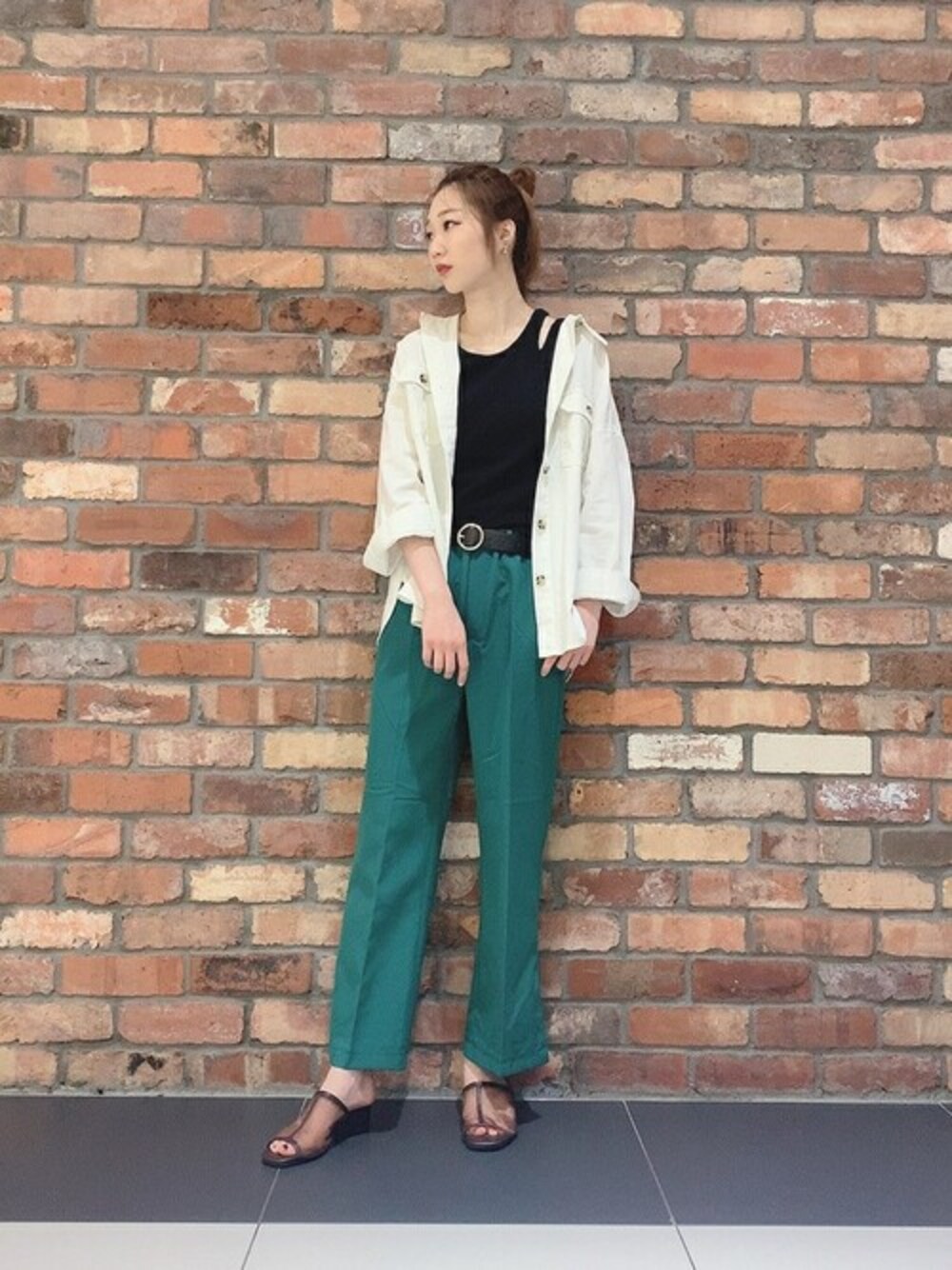 「シャツ、カラーパンツ、スラックス、タンクトップ、フレアパンツ、シースルー、変形トップス、カッティング、スリットパンツ、シアーサンダル」｜「WEGOのWEGO/シアーサンダル（サンダル、ブラウン系）」を使った、WEGOさん（レディース・170cm）の夏コーディネートの1枚目の写真