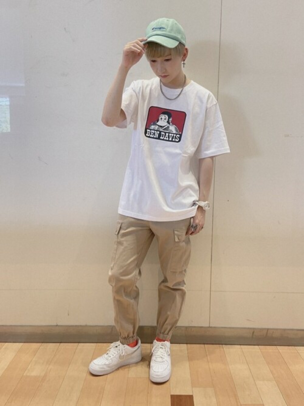 ホワイト系のTシャツ/カットソー、ベージュ系のカーゴパンツ、グリーン系のキャップを着用したメンズの夏コーディネートの1枚目の写真