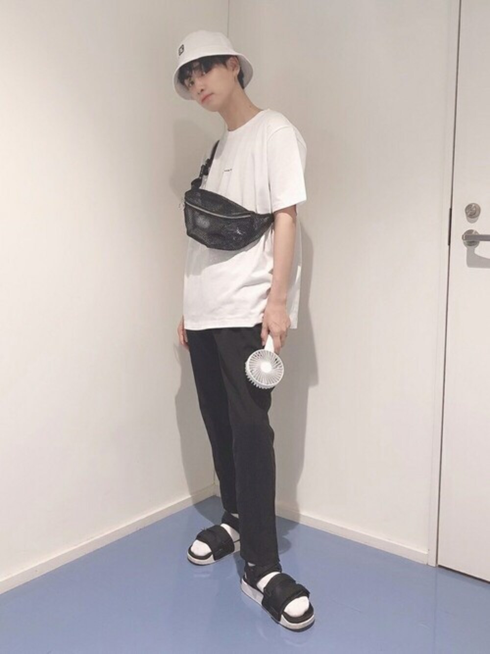 「モノトーン、プチプラ、DC SHOES、おでかけ、リラックスパンツ、シンプルコーデ、ウエストバッグ、バケットハット、白Tシャツ、夏だ！Tシャツ着よう！」｜「WEGOのWEGO/シンプル刺繍Tシャツ（Tシャツ/カットソー、ホワイト系）」を使った、WEGOさん（メンズ・168cm）の夏コーディネートの1枚目の写真
