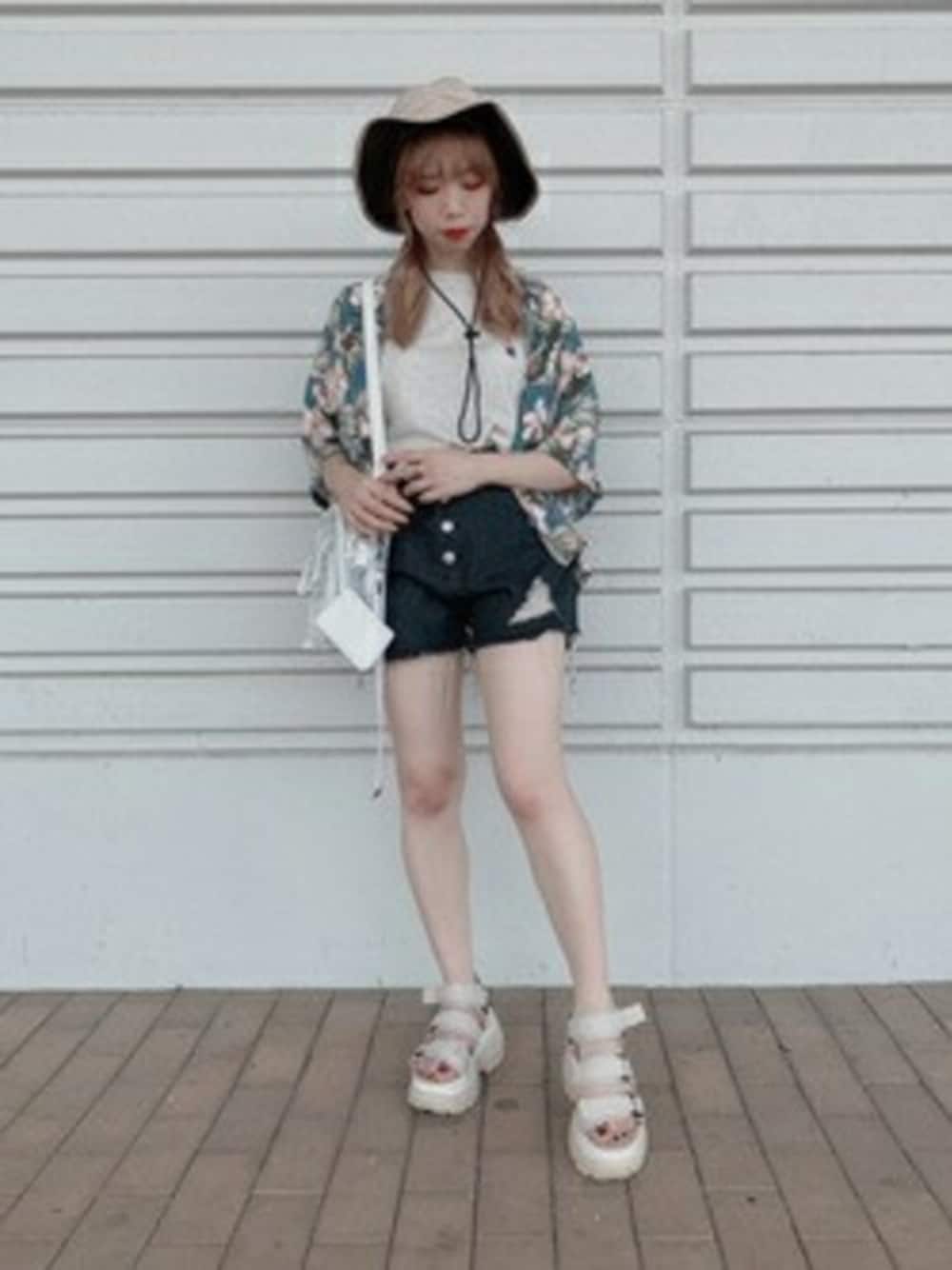 ベージュ系のTシャツ/カットソー、ブルー系のシャツ/ブラウス、ブラック系のデニムパンツを着用したレディースの夏コーディネートの1枚目の写真