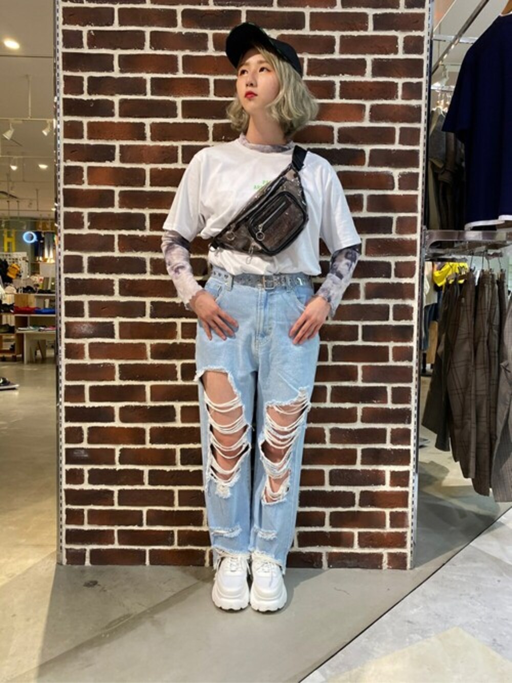 グレー系のTシャツ/カットソー、ホワイト系のTシャツ/カットソー、ブルー系のデニムパンツを着用したレディースの夏コーディネートの1枚目の写真