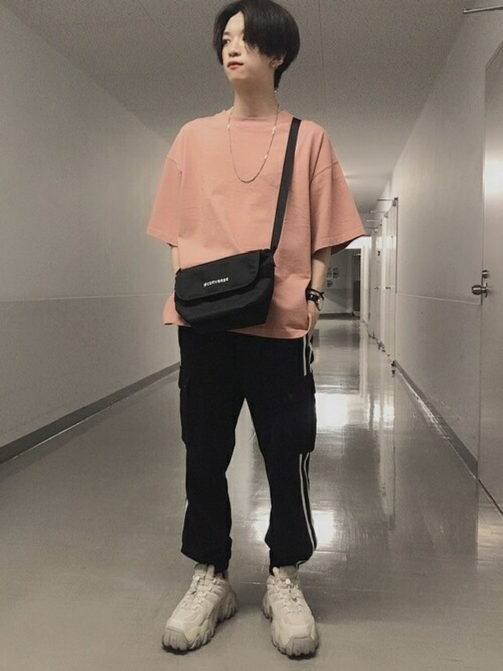 「WEGO、夏、ストリート、スニーカーコーデ、カーゴパンツ、プチプラ、夏コーデ、ストリートMIX、おしゃれさんと繋がりたい、いいね、save、フォローお願いします🤑」｜「WEGOのWEGO/カーゴジョガーパンツ（カーゴパンツ、ブラック系）」を使った、WEGOさん（メンズ・176cm）の夏コーディネートの1枚目の写真