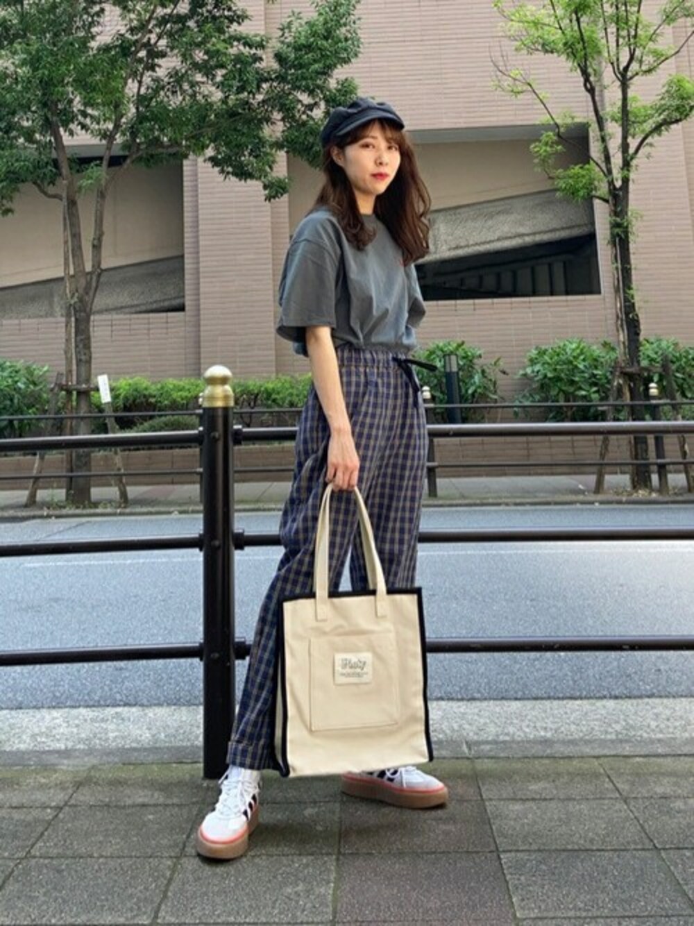ブルー系のスラックス、グリーン系のTシャツ/カットソー、その他のトートバッグを着用したレディースの夏コーディネートの1枚目の写真