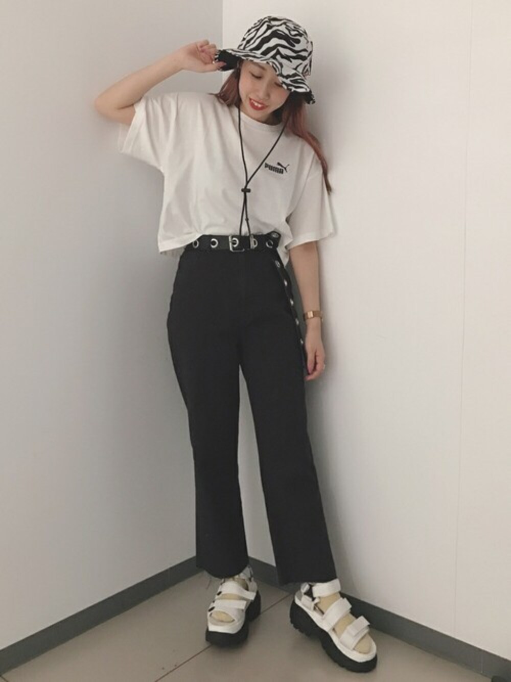 ホワイト系のサンダル、ブラック系のチノパンツ、ホワイト系のTシャツ/カットソーを着用したレディースの夏コーディネートの1枚目の写真