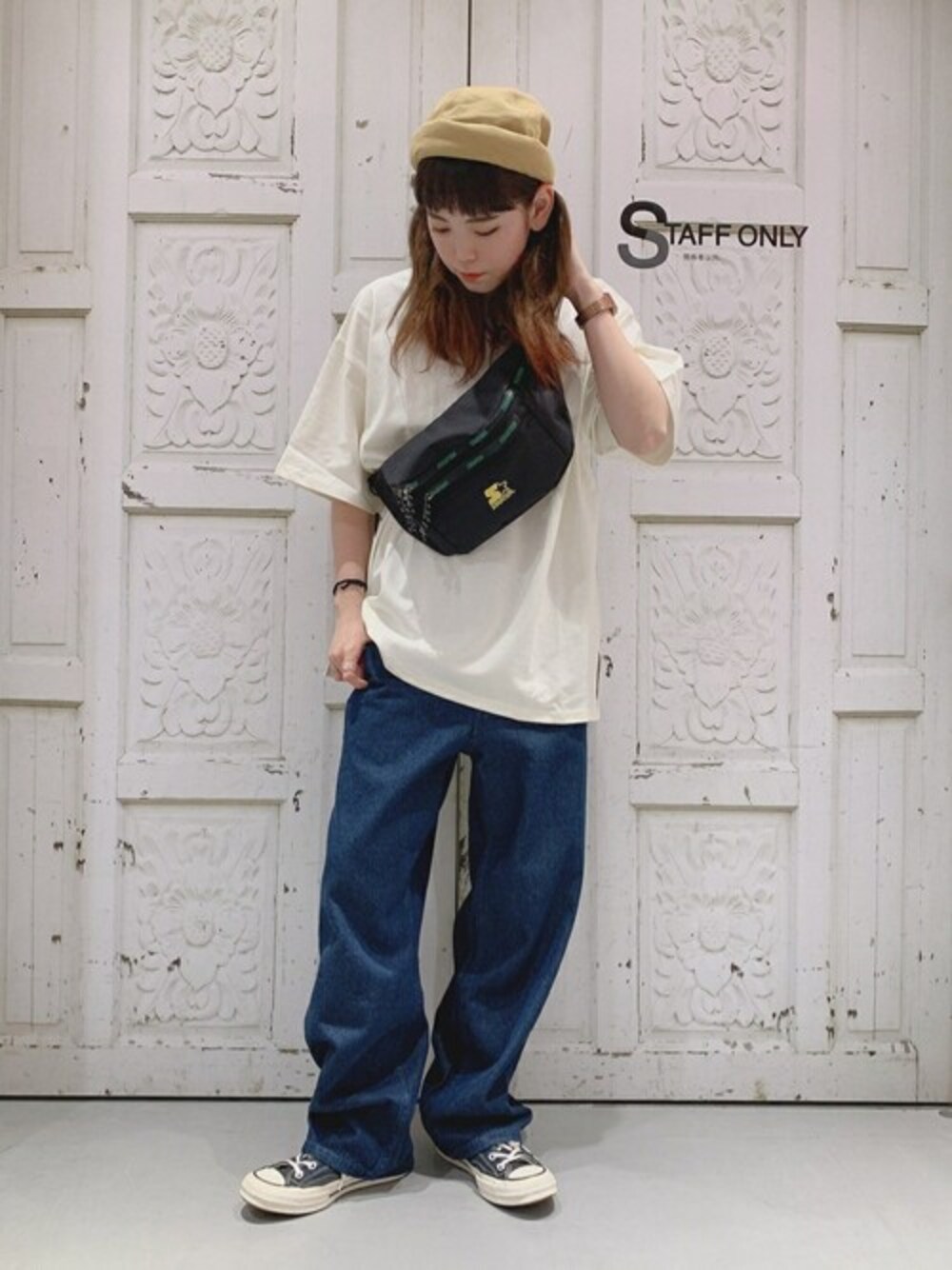 ブラック系のボディバッグ/ウエストポーチ、ブルー系のデニムパンツ、グリーン系のTシャツ/カットソーを着用したレディースの夏コーディネートの1枚目の写真