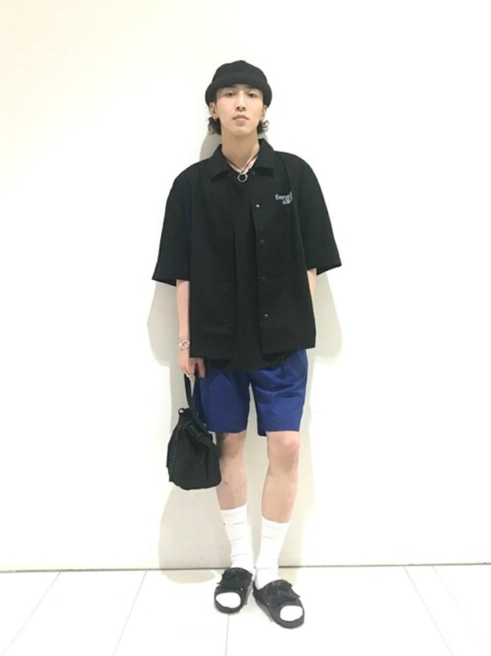 ブラック系のシャツ/ブラウス、ブラック系のTシャツ/カットソー、ブルー系のその他パンツを着用したメンズの夏コーディネートの1枚目の写真