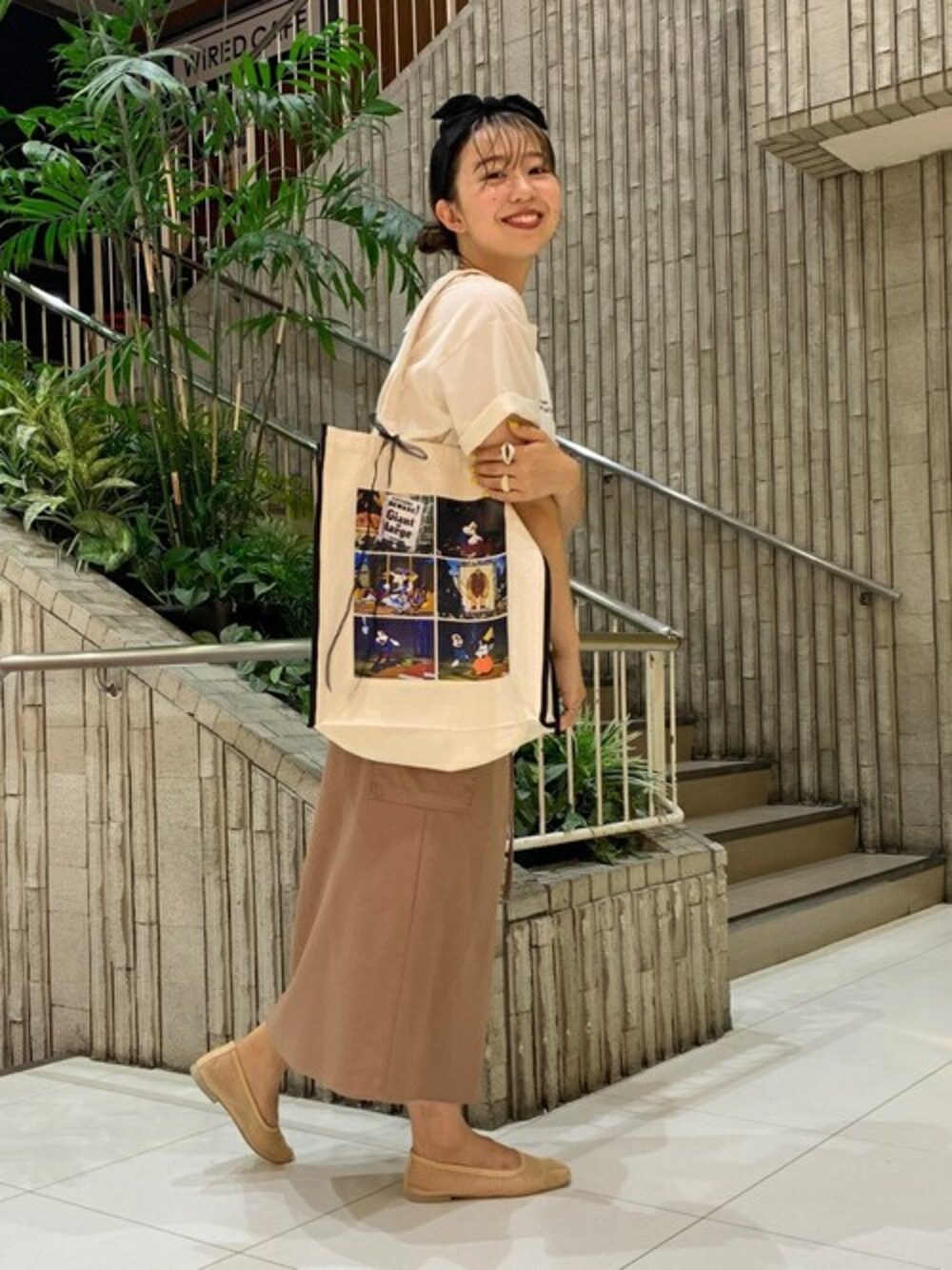 その他のTシャツ/カットソー、ブラウン系のスカート、その他のトートバッグを着用したレディースの夏コーディネートの1枚目の写真