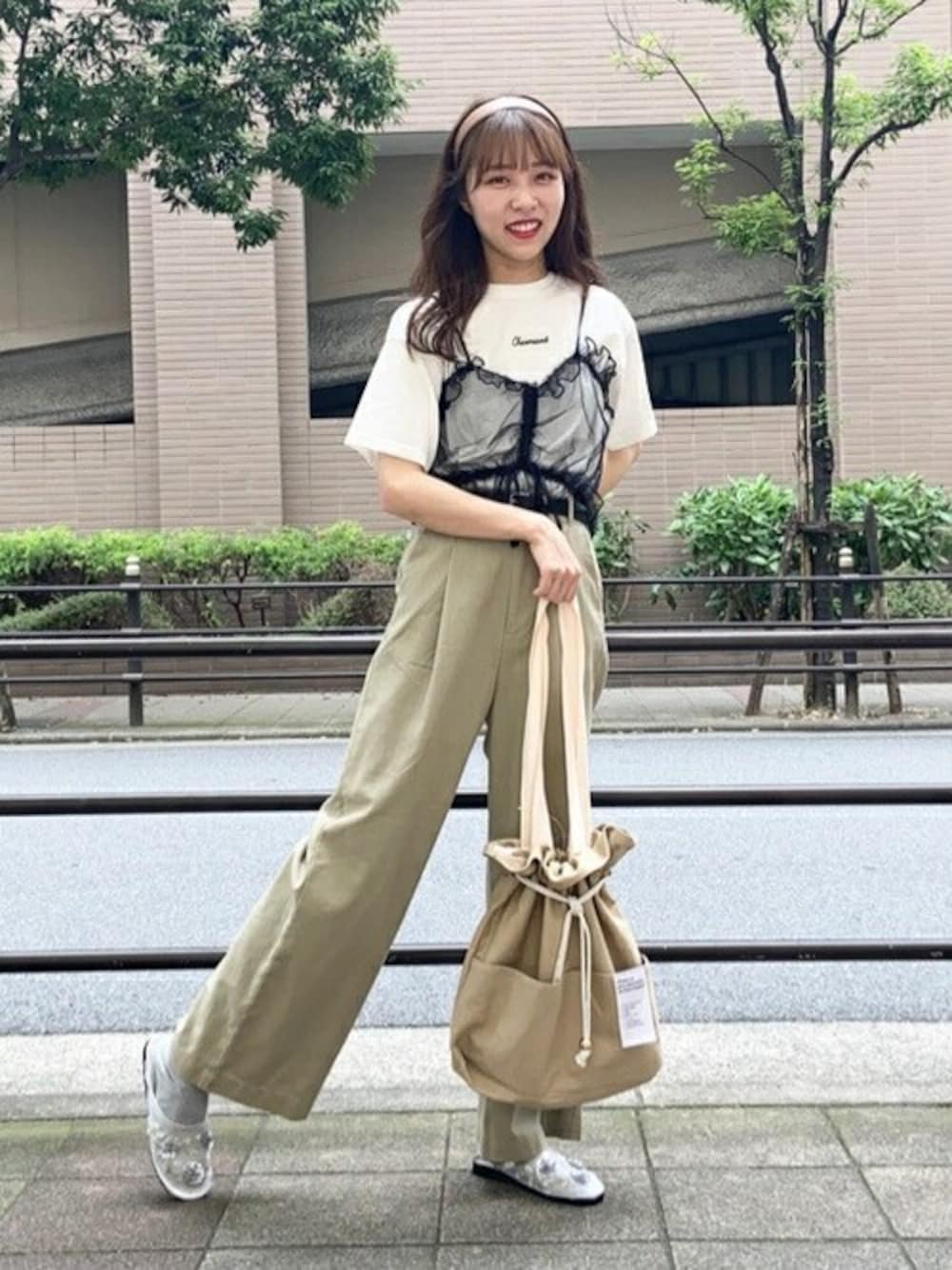 「プチプラ、カチューシャ、タックパンツ、巾着バッグ、キャミソール、シンプルコーデ、キャンバストート、リネンパンツ、スタッズベルト、ベトナムサンダル」｜「WEGOのWEGO/【タイムセール8日26時まで】【セットアップ対応商品】リネンブレンドタックストレートパンツ（スラックス、グリーン系）」を使った、WEGOさん（レディース・157cm）の夏コーディネートの1枚目の写真