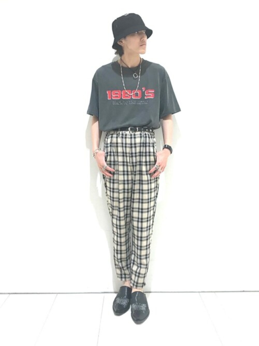 ブラック系のTシャツ/カットソー、ベージュ系のスラックス、ブラック系のハットを着用したレディースの夏コーディネートの1枚目の写真