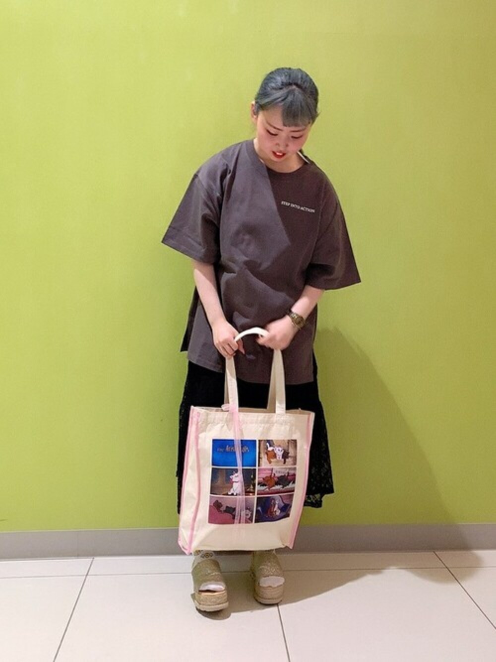 その他のトートバッグ、その他のTシャツ/カットソー、ブラック系のスカートを着用したレディースの夏コーディネートの1枚目の写真