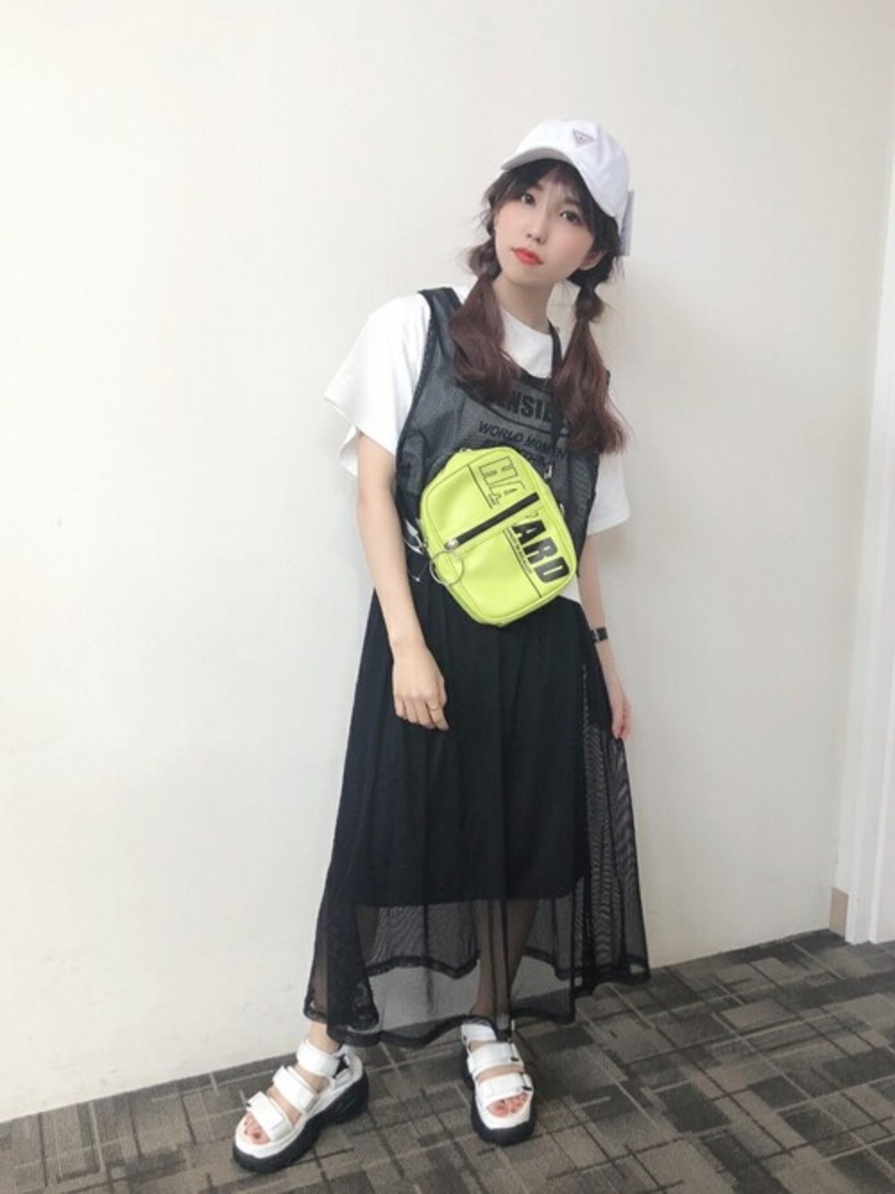 ホワイト系のTシャツ/カットソー、ブラック系のスカート、ホワイト系のサンダルを着用したレディースの夏コーディネートの1枚目の写真