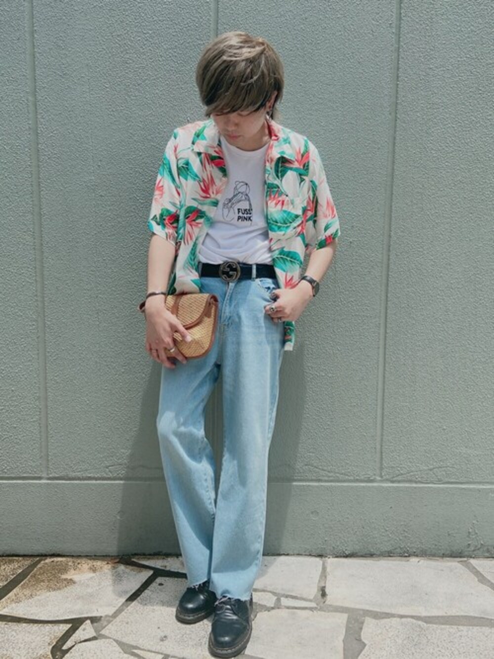 ホワイト系のTシャツ/カットソー、ブルー系のデニムパンツ、ホワイト系のシャツ/ブラウスを着用したメンズの夏コーディネートの1枚目の写真