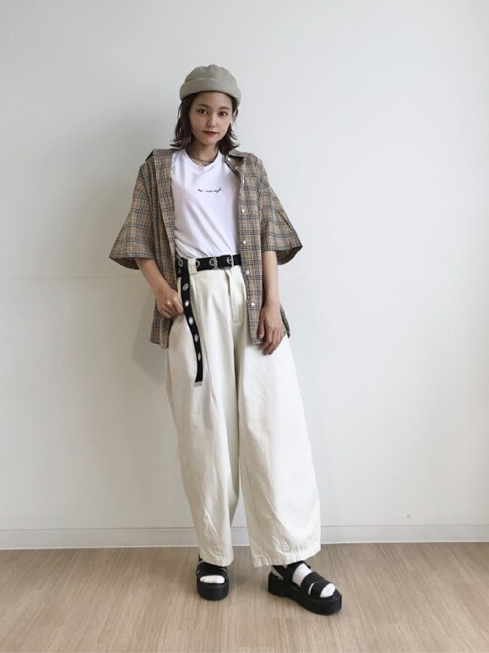 ベージュ系のシャツ/ブラウス、ホワイト系のTシャツ/カットソー、ホワイト系のチノパンツを着用したレディースの夏コーディネートの1枚目の写真
