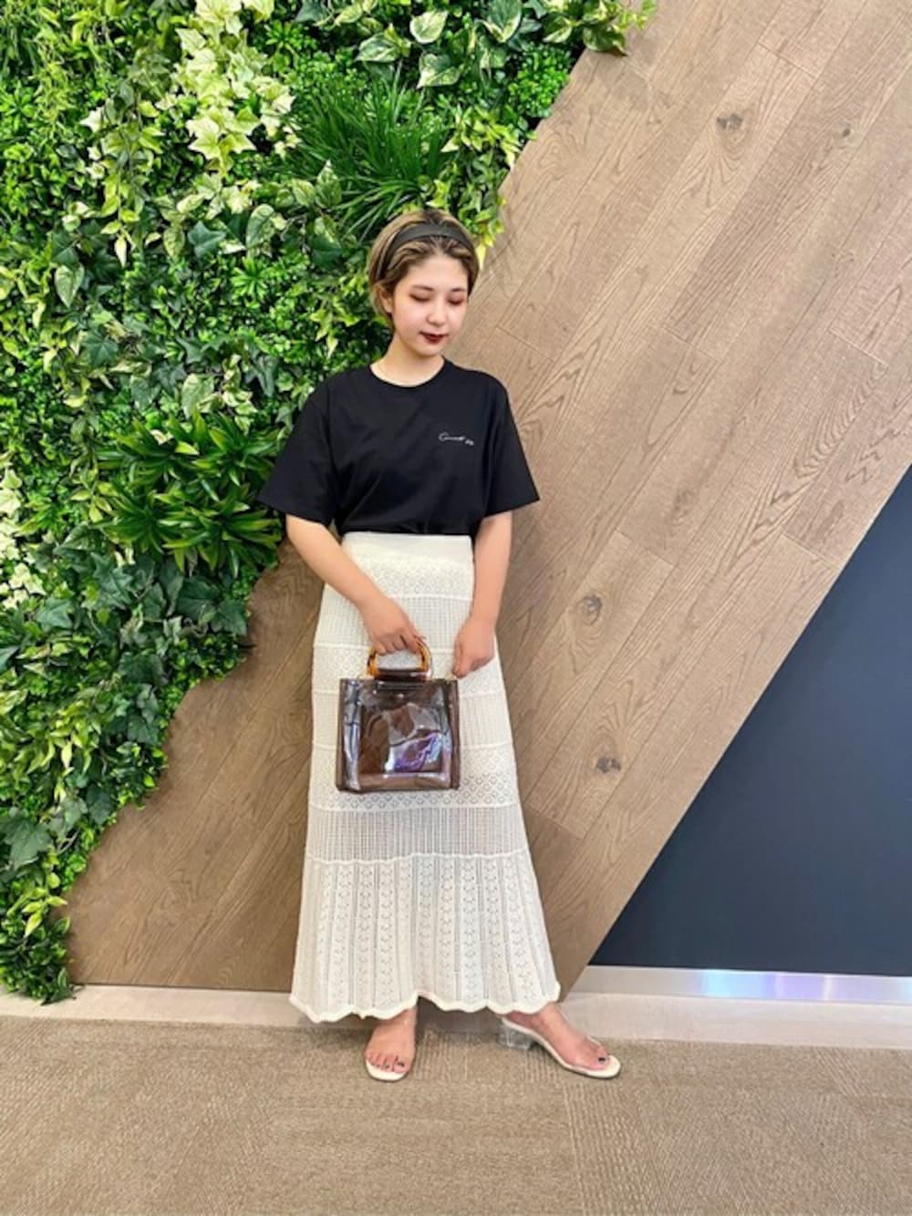 「ショルダーバッグ、プチプラ、ニットスカート、シンプルコーデ、クリアバッグ、べっ甲、黒Tシャツ、透かし編みニット、夏だ！Tシャツ着よう！」｜「WEGOのWEGO/シンプル刺繍Tシャツ（Tシャツ/カットソー、ブラック系）」を使った、WEGOさん（レディース・158cm）の夏コーディネートの1枚目の写真