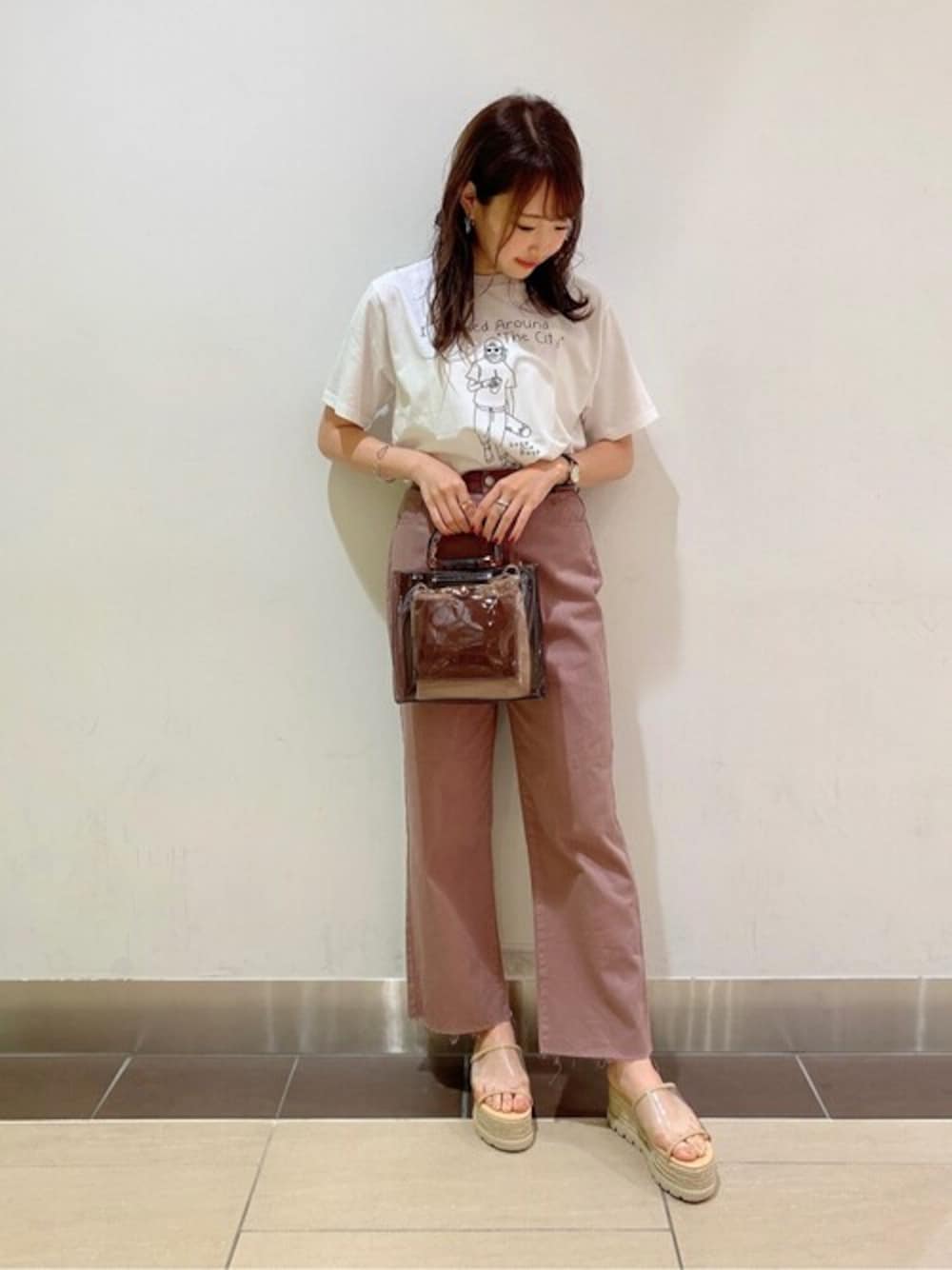 「カジュアル、カラーパンツ、プチプラ、ストレートパンツ、シンプルコーデ、白Tシャツ、クリアバッグ、べっ甲、ジュートソール、夏だ！Tシャツ着よう！」｜「WEGOのWEGO/レトログラフィックTシャツ（Tシャツ/カットソー、ホワイト系）」を使った、WEGOさん（レディース・159cm）の夏コーディネートの1枚目の写真
