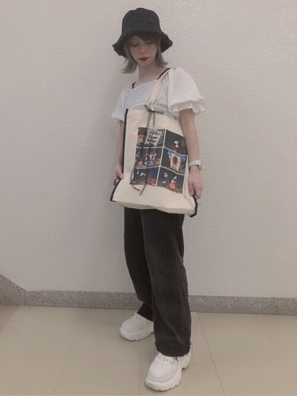 ホワイト系のスニーカー、ブラック系のデニムパンツ、ホワイト系のシャツ/ブラウスを着用したレディースの夏コーディネートの1枚目の写真