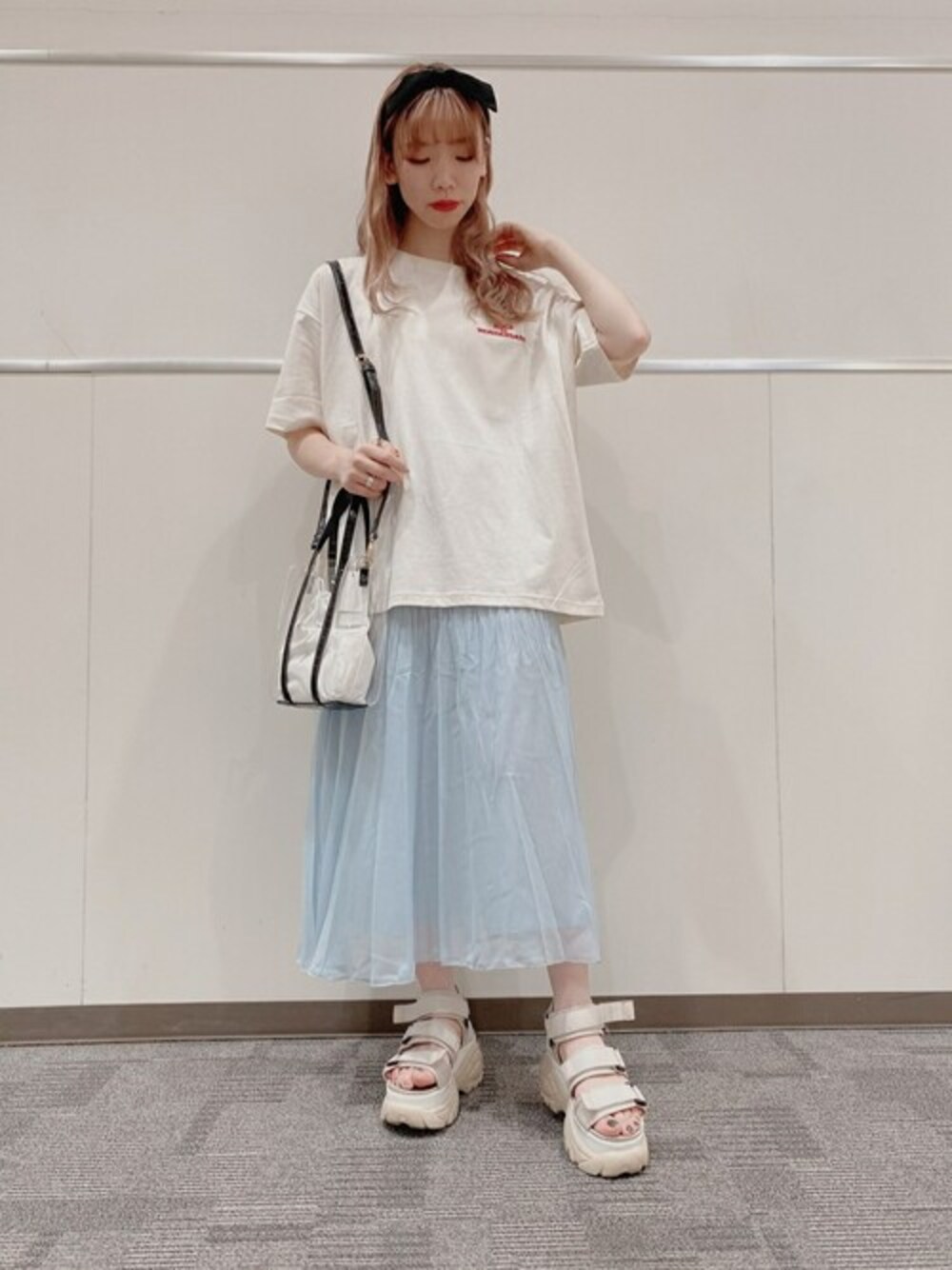 その他のTシャツ/カットソー、ブルー系のスカート、ブラック系のショルダーバッグを着用したレディースの夏コーディネートの1枚目の写真