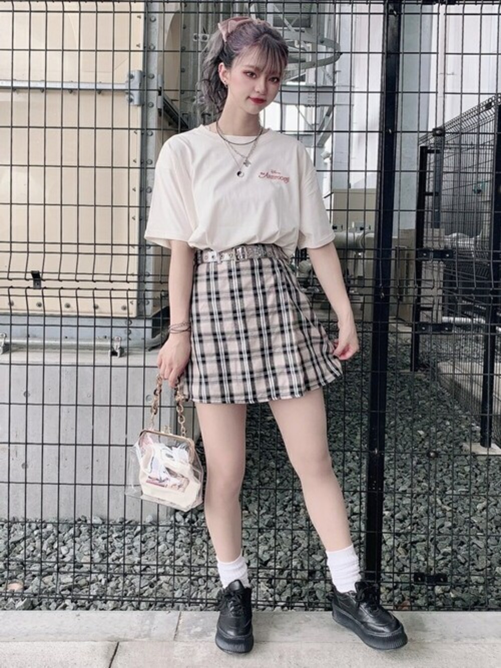 その他のTシャツ/カットソー、ベージュ系のスカート、ホワイト系のショルダーバッグを着用したレディースの夏コーディネートの1枚目の写真