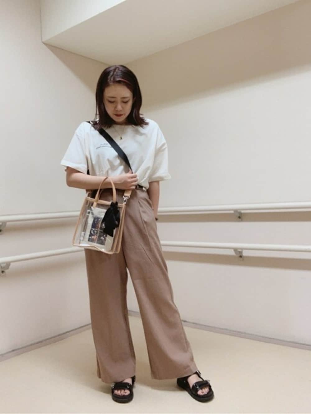 その他のTシャツ/カットソー、ブラウン系のスラックス、その他のトートバッグを着用したレディースの夏コーディネートの1枚目の写真